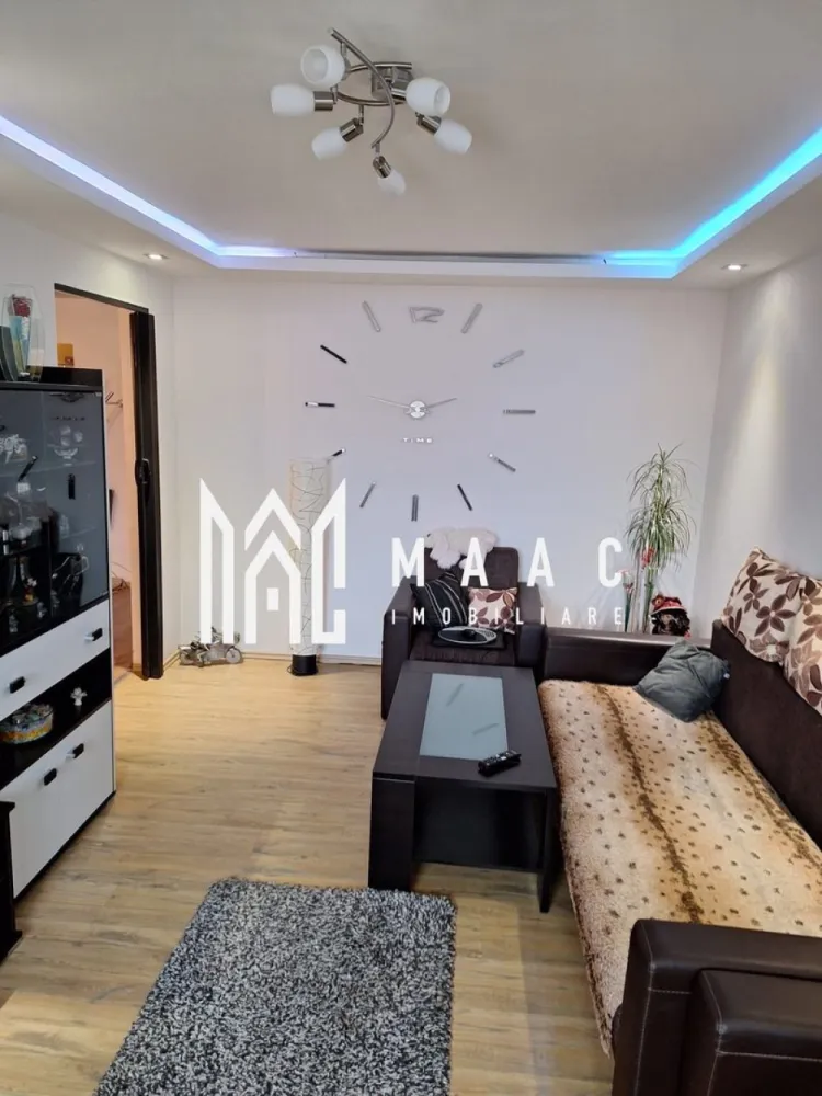 Apartament 3 camere | Complet mobilat și utilat | 2 balcoane - MAAC Imobiliare vă propune spre vânzare un apartament cu 3 camere, situat la etajul 4, într-un imobil cu doar 2 apartamente pe nivel, ceea ce oferă mai multă liniște și intimitate.

Locuința se vinde complet mobilată și utilată, fiind pregătită pentru mutare imediată.

Compartimentare și caracteristici
 • living spațios
 • 2 dormitoare
 • bucătărie complet utilată
 • baie dotată atât cu cadă, cât și cu cabină de duș
 • 2 balcoane, unul orientat spre est, celălalt spre vest, oferind lumină naturală pe tot parcursul zilei

Dotări și îmbunătățiri
 • aer condiționat
 • centrală termică proprie
 • mașină de spălat vase
 • mașină de spălat rufe
 • uscător de rufe
 • combină frigorifică și congelator
 • plită electrică și pe gaz
 • cuptor și hotă

Apartamentul beneficiază de izolație atât la interior, cât și la exterior, inclusiv tavanul și pardoseala, ceea ce contribuie la un confort termic ridicat și costuri reduse de întreținere.

De asemenea, instalațiile electrice și sanitare au fost schimbate integral, oferind siguranță și funcționalitate pe termen lung.

Pentru mai multe detalii sau pentru programarea unei vizionări, vă rugăm să ne contactați și să menționați ID-ul proprietății: CP2972355.