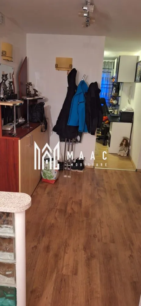 Apartament 3 camere | Complet mobilat și utilat | 2 balcoane - MAAC Imobiliare vă propune spre vânzare un apartament cu 3 camere, situat la etajul 4, într-un imobil cu doar 2 apartamente pe nivel, ceea ce oferă mai multă liniște și intimitate.

Locuința se vinde complet mobilată și utilată, fiind pregătită pentru mutare imediată.

Compartimentare și caracteristici
 • living spațios
 • 2 dormitoare
 • bucătărie complet utilată
 • baie dotată atât cu cadă, cât și cu cabină de duș
 • 2 balcoane, unul orientat spre est, celălalt spre vest, oferind lumină naturală pe tot parcursul zilei

Dotări și îmbunătățiri
 • aer condiționat
 • centrală termică proprie
 • mașină de spălat vase
 • mașină de spălat rufe
 • uscător de rufe
 • combină frigorifică și congelator
 • plită electrică și pe gaz
 • cuptor și hotă

Apartamentul beneficiază de izolație atât la interior, cât și la exterior, inclusiv tavanul și pardoseala, ceea ce contribuie la un confort termic ridicat și costuri reduse de întreținere.

De asemenea, instalațiile electrice și sanitare au fost schimbate integral, oferind siguranță și funcționalitate pe termen lung.

Pentru mai multe detalii sau pentru programarea unei vizionări, vă rugăm să ne contactați și să menționați ID-ul proprietății: CP2972355.