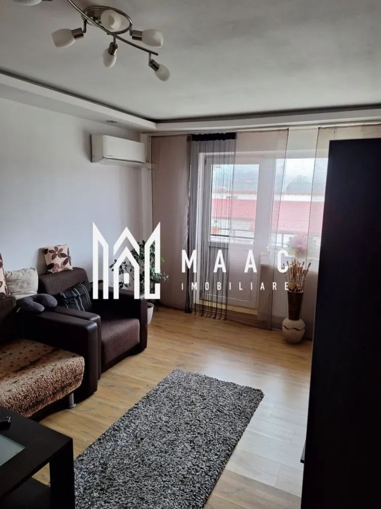 Apartament 3 camere | Complet mobilat și utilat | 2 balcoane - MAAC Imobiliare vă propune spre vânzare un apartament cu 3 camere, situat la etajul 4, într-un imobil cu doar 2 apartamente pe nivel, ceea ce oferă mai multă liniște și intimitate.

Locuința se vinde complet mobilată și utilată, fiind pregătită pentru mutare imediată.

Compartimentare și caracteristici
 • living spațios
 • 2 dormitoare
 • bucătărie complet utilată
 • baie dotată atât cu cadă, cât și cu cabină de duș
 • 2 balcoane, unul orientat spre est, celălalt spre vest, oferind lumină naturală pe tot parcursul zilei

Dotări și îmbunătățiri
 • aer condiționat
 • centrală termică proprie
 • mașină de spălat vase
 • mașină de spălat rufe
 • uscător de rufe
 • combină frigorifică și congelator
 • plită electrică și pe gaz
 • cuptor și hotă

Apartamentul beneficiază de izolație atât la interior, cât și la exterior, inclusiv tavanul și pardoseala, ceea ce contribuie la un confort termic ridicat și costuri reduse de întreținere.

De asemenea, instalațiile electrice și sanitare au fost schimbate integral, oferind siguranță și funcționalitate pe termen lung.

Pentru mai multe detalii sau pentru programarea unei vizionări, vă rugăm să ne contactați și să menționați ID-ul proprietății: CP2972355.