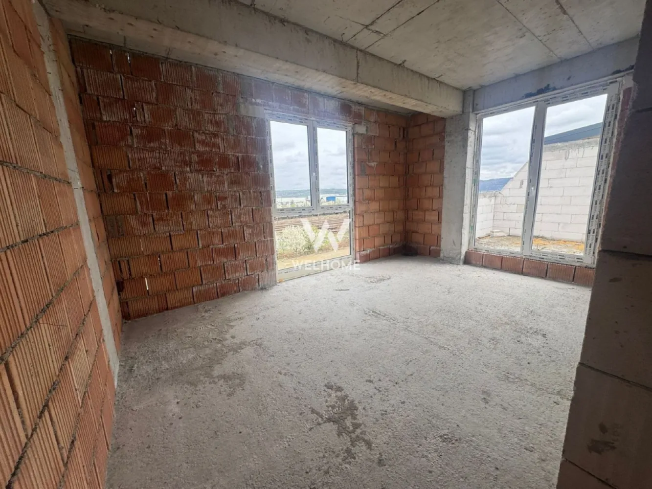 Penthouse, 80 mp utili, Selimbar, Sibiu - COMISION 0
Apartament tip Penthouse cu 3 camere, in Selimbar - Zona Triajului

Loc de parcare suprateran inclus in pret
Termen receptie: iunie 2026
Regim de inaltime bloc P+2+ ER
Situat la etajul retras cu o suprafata utila de 80 mpu + terasa de 60 mp si balcon 6.7 mp 

Compartimentare: Hol, Living + Bucatarie, 2xDormitoare, Baie , Dressing, Terasa, Balcon

Predare: La GRI

Pret: 160.000 Euro TVA INCLUS
Detalii si vizionari: 0752.088.381- Roxana