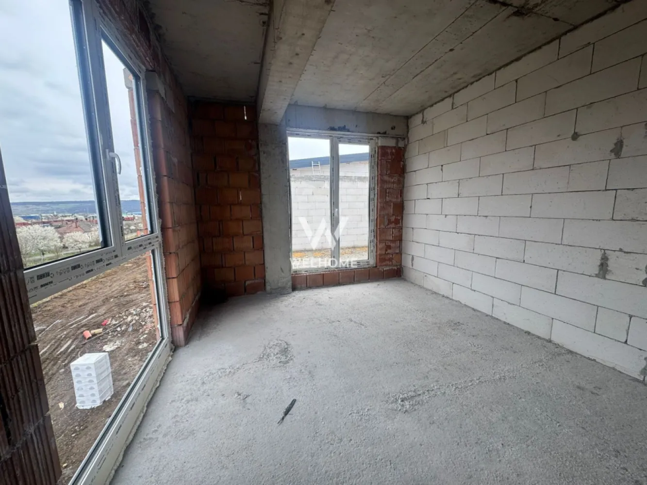 Penthouse, 80 mp utili, Selimbar, Sibiu - COMISION 0
Apartament tip Penthouse cu 3 camere, in Selimbar - Zona Triajului

Loc de parcare suprateran inclus in pret
Termen receptie: iunie 2026
Regim de inaltime bloc P+2+ ER
Situat la etajul retras cu o suprafata utila de 80 mpu + terasa de 60 mp si balcon 6.7 mp 

Compartimentare: Hol, Living + Bucatarie, 2xDormitoare, Baie , Dressing, Terasa, Balcon

Predare: La GRI

Pret: 160.000 Euro TVA INCLUS
Detalii si vizionari: 0752.088.381- Roxana