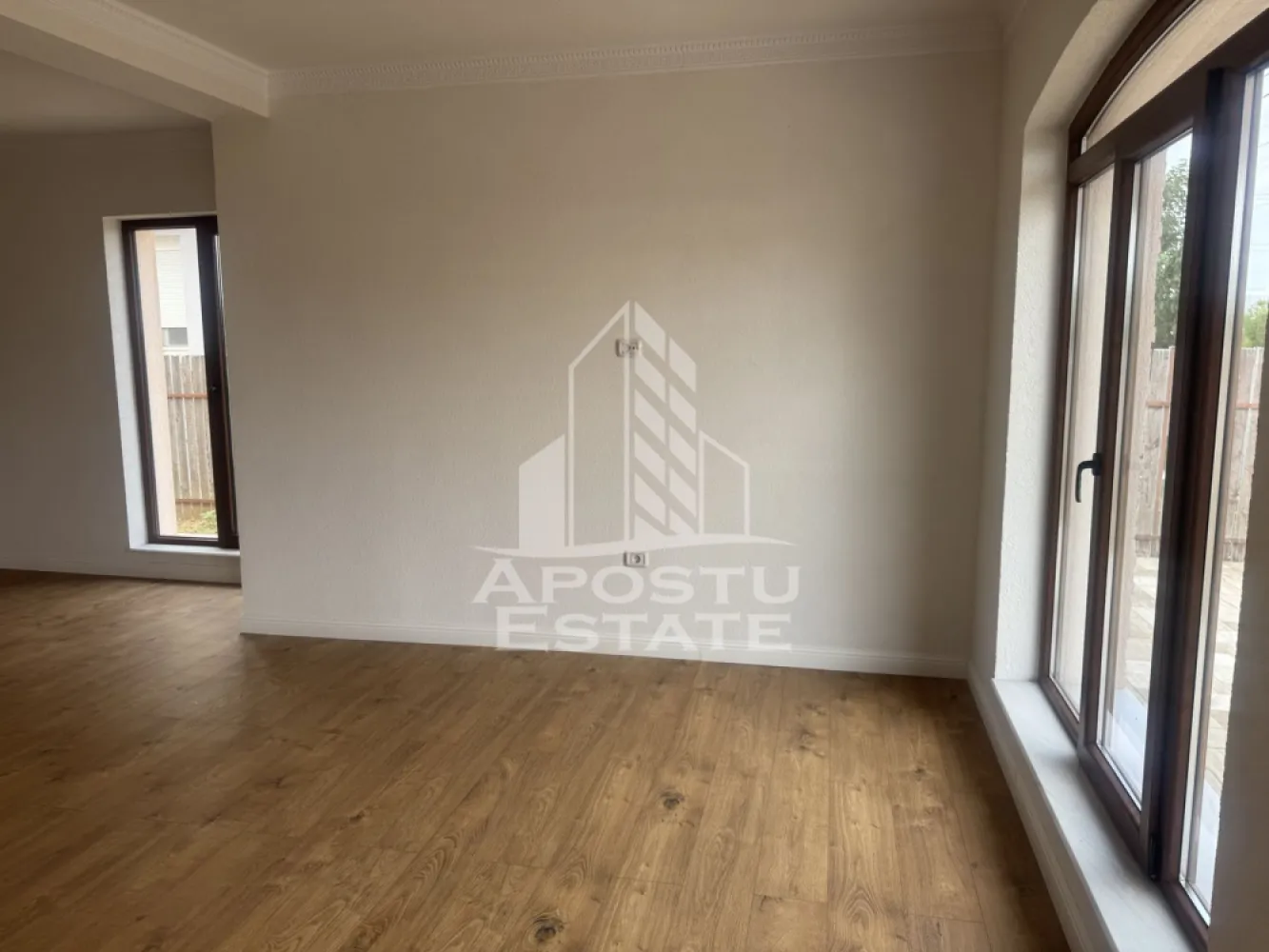 Casa individuala in GHIRODA - Apostu Estate va ofera spre vanzare o casa individula in Ghiroda la doar cateva minute de oras.
Acces foarte bun catre mijloacele de transport in comun si magazine.
Constructie noua din caramida ,ridicata pe regim de inaltime P,avand acoperis de tigla si tamplarie Pvc din geam Termopan.
 Utilitatiile;apa,gaz,curtent si canalizare.
incalzirea se realizeaza prin intermediul centralei pe gaz prin pardoseala.
Curtea este imprejmuita cu gard de beton si pavata .
Constructioa dispune de o suprafata utila de 160 mp si un teren foarte generos de 585 mp,cu deschidere mare avand posibilitatea de a parca in curte.
 Compartimentare;
PARTER;
-hol de acces
-living spatios cu dinning
-bucatarie inchisa 
-3 dormitoare unul din ele are grup sanitar 
-2 bai
-camera tehnica (loc de depozitare)
-terasa acoperita 
Dotarii;,usi din lemn masiv,termostat de ambient in fiecare incapere,pod inalt perfect pentru depozitare.,geamuri mari.
 Se accepta variante de creditare,mai multe detalii la telefon.
Nu ezitati sa ne contactati,va asteptam cu drag la o vizionare chiar astazi!