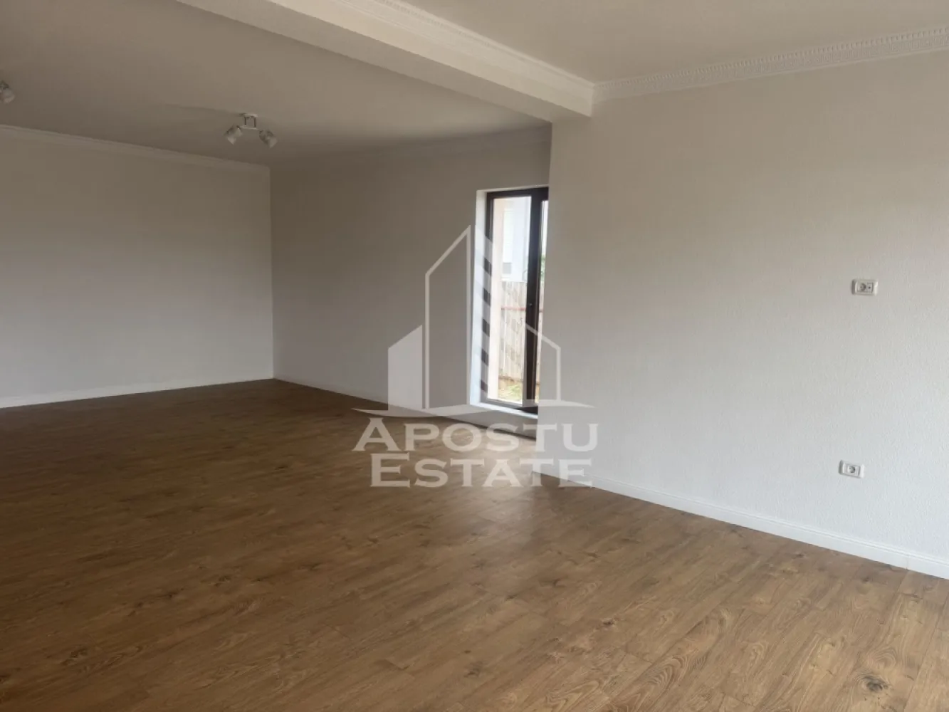 Casa individuala in GHIRODA - Apostu Estate va ofera spre vanzare o casa individula in Ghiroda la doar cateva minute de oras.
Acces foarte bun catre mijloacele de transport in comun si magazine.
Constructie noua din caramida ,ridicata pe regim de inaltime P,avand acoperis de tigla si tamplarie Pvc din geam Termopan.
 Utilitatiile;apa,gaz,curtent si canalizare.
incalzirea se realizeaza prin intermediul centralei pe gaz prin pardoseala.
Curtea este imprejmuita cu gard de beton si pavata .
Constructioa dispune de o suprafata utila de 160 mp si un teren foarte generos de 585 mp,cu deschidere mare avand posibilitatea de a parca in curte.
 Compartimentare;
PARTER;
-hol de acces
-living spatios cu dinning
-bucatarie inchisa 
-3 dormitoare unul din ele are grup sanitar 
-2 bai
-camera tehnica (loc de depozitare)
-terasa acoperita 
Dotarii;,usi din lemn masiv,termostat de ambient in fiecare incapere,pod inalt perfect pentru depozitare.,geamuri mari.
 Se accepta variante de creditare,mai multe detalii la telefon.
Nu ezitati sa ne contactati,va asteptam cu drag la o vizionare chiar astazi!