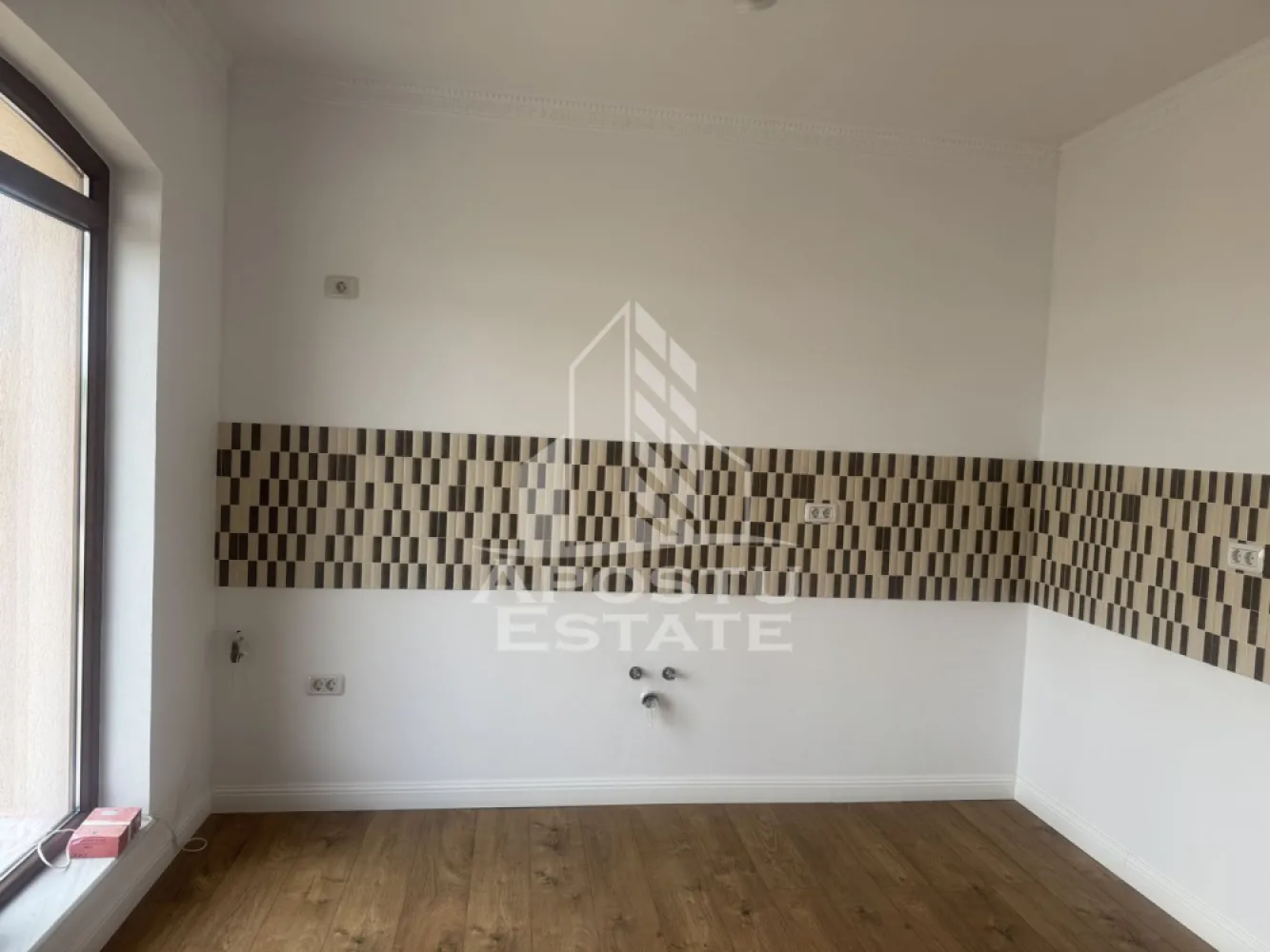 Casa individuala in GHIRODA - Apostu Estate va ofera spre vanzare o casa individula in Ghiroda la doar cateva minute de oras.
Acces foarte bun catre mijloacele de transport in comun si magazine.
Constructie noua din caramida ,ridicata pe regim de inaltime P,avand acoperis de tigla si tamplarie Pvc din geam Termopan.
 Utilitatiile;apa,gaz,curtent si canalizare.
incalzirea se realizeaza prin intermediul centralei pe gaz prin pardoseala.
Curtea este imprejmuita cu gard de beton si pavata .
Constructioa dispune de o suprafata utila de 160 mp si un teren foarte generos de 585 mp,cu deschidere mare avand posibilitatea de a parca in curte.
 Compartimentare;
PARTER;
-hol de acces
-living spatios cu dinning
-bucatarie inchisa 
-3 dormitoare unul din ele are grup sanitar 
-2 bai
-camera tehnica (loc de depozitare)
-terasa acoperita 
Dotarii;,usi din lemn masiv,termostat de ambient in fiecare incapere,pod inalt perfect pentru depozitare.,geamuri mari.
 Se accepta variante de creditare,mai multe detalii la telefon.
Nu ezitati sa ne contactati,va asteptam cu drag la o vizionare chiar astazi!