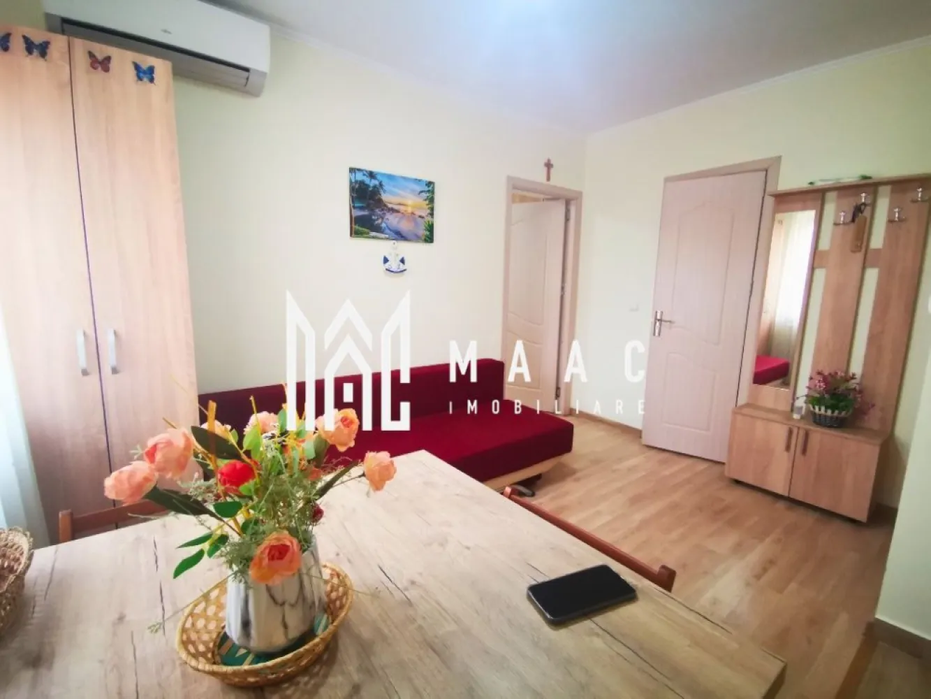 Garsonieră Traian | Etaj 1 | 28mp | - MAAC IMOBILIARE vă propune spre vânzare o locuință cochetă, eficient compartimentată, situată în zona Traian
 în apropiere de Școala Nr. 2, din Râmnicu Vâlcea
Vă prezentăm o proprietate ideală atât pentru locuit, cât și pentru investiție, cu o compartimentare inteligentă ce oferă confort, deși are o suprafață compactă.
Detalii generale:
Suprafață utilă: 28 mp
Compartimentare: 2 camere (în acte)
Etaj: 1 
Bloc anvelopat
Dotat cu gigacalorimetru – costuri reduse și control asupra consumului
Compartimentare practică:
-Dormitor separat – spațios, cu dressing generos până în tavan
-Living + bucătărie open space – zonă modernă și bine organizată
-Baie – dotată cu cabină de duș, finisaje curate și instalații refăcute
 Dotări și beneficii:
-Instalații electrice și sanitare complet refăcute (cupru)
-Aer condiționat Fujitsu 12000 BTU A++
-Smart TV
-Mașină de spălat
-Frigider
-Finisaje moderne, fără necesitatea unor investiții suplimentare
Se vinde complet mobilată și utilată, exact ca în fotografii – gata pentru mutare imediată!
Localizare excelentă:
-Imobilul este amplasat în zona Traian – una dintre cele mai căutate zone din oraș, cu acces rapid către:
-Școala Nr. 2
-magazine și supermarketuri
-stații de transport în comun
-alte puncte de interes
O alegere ideală pentru locuință proprie sau investiție sigură!
Pentru detalii și vizionări, echipa MAAC IMOBILIARE vă stă la dispoziție!
CP3010400