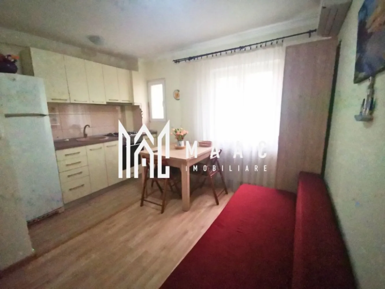 Garsonieră Traian | Etaj 1 | 28mp | - MAAC IMOBILIARE vă propune spre vânzare o locuință cochetă, eficient compartimentată, situată în zona Traian
 în apropiere de Școala Nr. 2, din Râmnicu Vâlcea
Vă prezentăm o proprietate ideală atât pentru locuit, cât și pentru investiție, cu o compartimentare inteligentă ce oferă confort, deși are o suprafață compactă.
Detalii generale:
Suprafață utilă: 28 mp
Compartimentare: 2 camere (în acte)
Etaj: 1 
Bloc anvelopat
Dotat cu gigacalorimetru – costuri reduse și control asupra consumului
Compartimentare practică:
-Dormitor separat – spațios, cu dressing generos până în tavan
-Living + bucătărie open space – zonă modernă și bine organizată
-Baie – dotată cu cabină de duș, finisaje curate și instalații refăcute
 Dotări și beneficii:
-Instalații electrice și sanitare complet refăcute (cupru)
-Aer condiționat Fujitsu 12000 BTU A++
-Smart TV
-Mașină de spălat
-Frigider
-Finisaje moderne, fără necesitatea unor investiții suplimentare
Se vinde complet mobilată și utilată, exact ca în fotografii – gata pentru mutare imediată!
Localizare excelentă:
-Imobilul este amplasat în zona Traian – una dintre cele mai căutate zone din oraș, cu acces rapid către:
-Școala Nr. 2
-magazine și supermarketuri
-stații de transport în comun
-alte puncte de interes
O alegere ideală pentru locuință proprie sau investiție sigură!
Pentru detalii și vizionări, echipa MAAC IMOBILIARE vă stă la dispoziție!
CP3010400