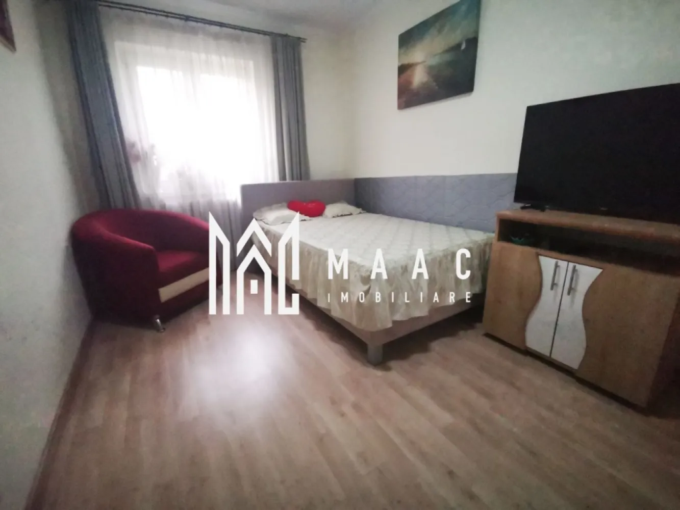 Garsonieră Traian | Etaj 1 | 28mp | - MAAC IMOBILIARE vă propune spre vânzare o locuință cochetă, eficient compartimentată, situată în zona Traian
 în apropiere de Școala Nr. 2, din Râmnicu Vâlcea
Vă prezentăm o proprietate ideală atât pentru locuit, cât și pentru investiție, cu o compartimentare inteligentă ce oferă confort, deși are o suprafață compactă.
Detalii generale:
Suprafață utilă: 28 mp
Compartimentare: 2 camere (în acte)
Etaj: 1 
Bloc anvelopat
Dotat cu gigacalorimetru – costuri reduse și control asupra consumului
Compartimentare practică:
-Dormitor separat – spațios, cu dressing generos până în tavan
-Living + bucătărie open space – zonă modernă și bine organizată
-Baie – dotată cu cabină de duș, finisaje curate și instalații refăcute
 Dotări și beneficii:
-Instalații electrice și sanitare complet refăcute (cupru)
-Aer condiționat Fujitsu 12000 BTU A++
-Smart TV
-Mașină de spălat
-Frigider
-Finisaje moderne, fără necesitatea unor investiții suplimentare
Se vinde complet mobilată și utilată, exact ca în fotografii – gata pentru mutare imediată!
Localizare excelentă:
-Imobilul este amplasat în zona Traian – una dintre cele mai căutate zone din oraș, cu acces rapid către:
-Școala Nr. 2
-magazine și supermarketuri
-stații de transport în comun
-alte puncte de interes
O alegere ideală pentru locuință proprie sau investiție sigură!
Pentru detalii și vizionări, echipa MAAC IMOBILIARE vă stă la dispoziție!
CP3010400