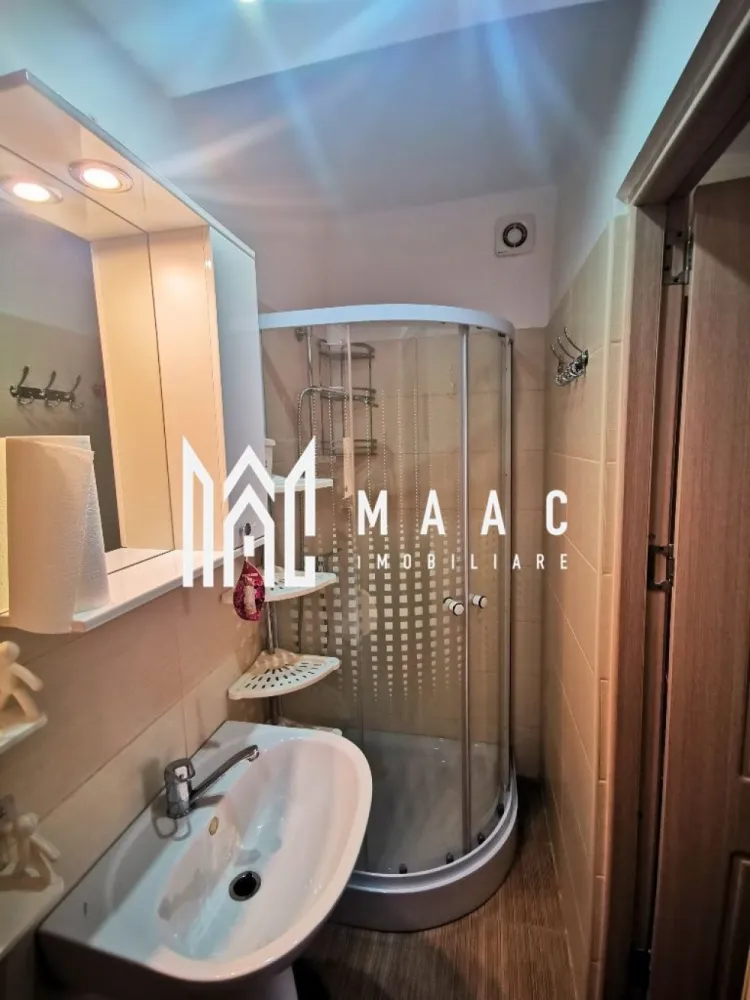 Garsonieră Traian | Etaj 1 | 28mp | - MAAC IMOBILIARE vă propune spre vânzare o locuință cochetă, eficient compartimentată, situată în zona Traian
 în apropiere de Școala Nr. 2, din Râmnicu Vâlcea
Vă prezentăm o proprietate ideală atât pentru locuit, cât și pentru investiție, cu o compartimentare inteligentă ce oferă confort, deși are o suprafață compactă.
Detalii generale:
Suprafață utilă: 28 mp
Compartimentare: 2 camere (în acte)
Etaj: 1 
Bloc anvelopat
Dotat cu gigacalorimetru – costuri reduse și control asupra consumului
Compartimentare practică:
-Dormitor separat – spațios, cu dressing generos până în tavan
-Living + bucătărie open space – zonă modernă și bine organizată
-Baie – dotată cu cabină de duș, finisaje curate și instalații refăcute
 Dotări și beneficii:
-Instalații electrice și sanitare complet refăcute (cupru)
-Aer condiționat Fujitsu 12000 BTU A++
-Smart TV
-Mașină de spălat
-Frigider
-Finisaje moderne, fără necesitatea unor investiții suplimentare
Se vinde complet mobilată și utilată, exact ca în fotografii – gata pentru mutare imediată!
Localizare excelentă:
-Imobilul este amplasat în zona Traian – una dintre cele mai căutate zone din oraș, cu acces rapid către:
-Școala Nr. 2
-magazine și supermarketuri
-stații de transport în comun
-alte puncte de interes
O alegere ideală pentru locuință proprie sau investiție sigură!
Pentru detalii și vizionări, echipa MAAC IMOBILIARE vă stă la dispoziție!
CP3010400