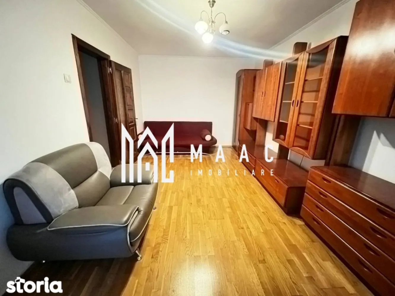 Apartament 2 camere | Ostroveni | etaj 4/10 | lift | centrală - MAAC IMOBILIARE vă propune spre vânzare un apartament cu 2 camere decomandat, situat în zona Ostroveni – Râmnicu Vâlcea
Vă prezentăm un apartament primitor și bine compartimentat, amplasat la etajul 4 din 10, într-un bloc stradal dotat cu lift, ideal atât pentru locuit, cât și pentru investiție.
Detalii generale:
-Suprafață utilă: 49,47 mp
-Suprafață totală: 53,28 mp
Etaj: 4 / 10
Orientare: Sud – lumină naturală pe tot parcursul zilei
-Bloc prevăzut cu lift
-Locuri de parcare disponibile în zonă
Compartimentare eficientă:
-Living: 16,55 mp
-Dormitor: 12,43 mp
-Bucătărie: 6,89 mp
-Baie: 4,60 mp
-Hol: 6,10 mp
-Logie: 3,81 mp
-Cămară: 1,09 mp
-Debara: 1,81 mp
Dotări și îmbunătățiri:
-Instalație electrică schimbată
-Instalație sanitară înlocuită
-Izolație interioară
-Balcon închis
-Centrală termică proprie pe gaz
Apartamentul se vinde complet mobilat și utilat, exact ca în fotografii – gata pentru mutare imediată!
Localizare excelentă:
Imobilul este situat într-o zonă foarte bine conectată, cu acces rapid către:
-creșă și grădiniță
-școli
-stații de transport în comun 
-supermarketuri și diverse puncte de interes
O alegere ideală pentru un stil de viață confortabil sau pentru investiție sigură!
📞 Pentru mai multe detalii sau programarea unei vizionări, echipa MAAC IMOBILIARE vă stă la dispoziție!
CP3010248