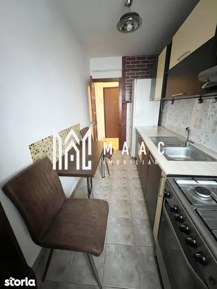 Apartament 2 camere | Ostroveni | etaj 4/10 | lift | centrală - MAAC IMOBILIARE vă propune spre vânzare un apartament cu 2 camere decomandat, situat în zona Ostroveni – Râmnicu Vâlcea
Vă prezentăm un apartament primitor și bine compartimentat, amplasat la etajul 4 din 10, într-un bloc stradal dotat cu lift, ideal atât pentru locuit, cât și pentru investiție.
Detalii generale:
-Suprafață utilă: 49,47 mp
-Suprafață totală: 53,28 mp
Etaj: 4 / 10
Orientare: Sud – lumină naturală pe tot parcursul zilei
-Bloc prevăzut cu lift
-Locuri de parcare disponibile în zonă
Compartimentare eficientă:
-Living: 16,55 mp
-Dormitor: 12,43 mp
-Bucătărie: 6,89 mp
-Baie: 4,60 mp
-Hol: 6,10 mp
-Logie: 3,81 mp
-Cămară: 1,09 mp
-Debara: 1,81 mp
Dotări și îmbunătățiri:
-Instalație electrică schimbată
-Instalație sanitară înlocuită
-Izolație interioară
-Balcon închis
-Centrală termică proprie pe gaz
Apartamentul se vinde complet mobilat și utilat, exact ca în fotografii – gata pentru mutare imediată!
Localizare excelentă:
Imobilul este situat într-o zonă foarte bine conectată, cu acces rapid către:
-creșă și grădiniță
-școli
-stații de transport în comun 
-supermarketuri și diverse puncte de interes
O alegere ideală pentru un stil de viață confortabil sau pentru investiție sigură!
📞 Pentru mai multe detalii sau programarea unei vizionări, echipa MAAC IMOBILIARE vă stă la dispoziție!
CP3010248