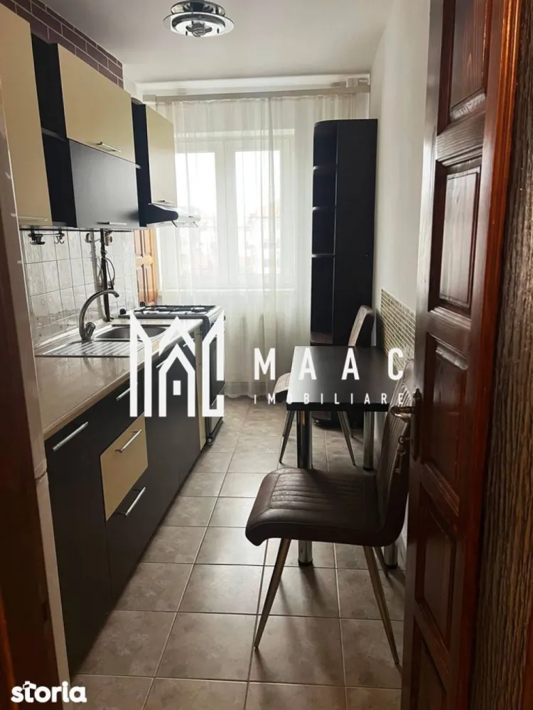 Apartament 2 camere | Ostroveni | etaj 4/10 | lift | centrală - MAAC IMOBILIARE vă propune spre vânzare un apartament cu 2 camere decomandat, situat în zona Ostroveni – Râmnicu Vâlcea
Vă prezentăm un apartament primitor și bine compartimentat, amplasat la etajul 4 din 10, într-un bloc stradal dotat cu lift, ideal atât pentru locuit, cât și pentru investiție.
Detalii generale:
-Suprafață utilă: 49,47 mp
-Suprafață totală: 53,28 mp
Etaj: 4 / 10
Orientare: Sud – lumină naturală pe tot parcursul zilei
-Bloc prevăzut cu lift
-Locuri de parcare disponibile în zonă
Compartimentare eficientă:
-Living: 16,55 mp
-Dormitor: 12,43 mp
-Bucătărie: 6,89 mp
-Baie: 4,60 mp
-Hol: 6,10 mp
-Logie: 3,81 mp
-Cămară: 1,09 mp
-Debara: 1,81 mp
Dotări și îmbunătățiri:
-Instalație electrică schimbată
-Instalație sanitară înlocuită
-Izolație interioară
-Balcon închis
-Centrală termică proprie pe gaz
Apartamentul se vinde complet mobilat și utilat, exact ca în fotografii – gata pentru mutare imediată!
Localizare excelentă:
Imobilul este situat într-o zonă foarte bine conectată, cu acces rapid către:
-creșă și grădiniță
-școli
-stații de transport în comun 
-supermarketuri și diverse puncte de interes
O alegere ideală pentru un stil de viață confortabil sau pentru investiție sigură!
📞 Pentru mai multe detalii sau programarea unei vizionări, echipa MAAC IMOBILIARE vă stă la dispoziție!
CP3010248