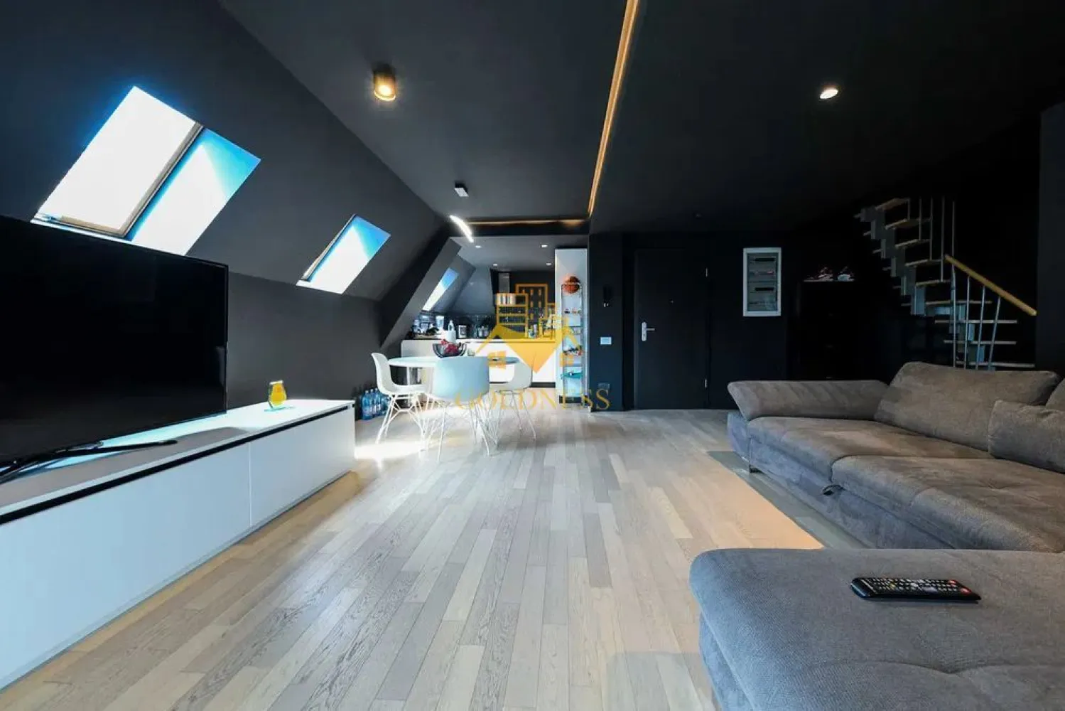 3 Camere, Penthouse, Premium, Europa,Zorilor,Parcare,UMF, Calea Turzii - GOLDNESS Imobiliare vă propune spre închiriere un apartament cu 3 camere complet mobilat și utilat, la etajul 2 într-un imobil de 2 etaje, în Cartierul Europa.
Parcare inclusa in curtea imobilului!
Se află în apropierea stațiilor de transport în comun, magazine, restaurante, spații verzi, farmacii, UMF, etc.

Apartamentul este compartimentat astfel:
 - dormitor cu pat matrimonial, dressing, noptiere
 - living cu bucatarie open space complet utilată și mobilată, canapea extensibilă, loc de servit masa 
 - mansarda mobilata tip birou, Videoproiector.
 - baie cu dus walk-in, calorifer port prosop și dulap pentru depozitare.
 - terasa de 10 mp.

Imobilul este dotat cu toate cele necesare- centrală proprie, frigider, aragaz, hotă, mașină de spălat haine, etc. 

Dacă sunteți interesați de acest apartament și doriți să îl vizionați, dar și pentru alte oferte nu ezitați să ne contactați telefonic sau prin e-mail. Vă stăm la dispoziție!
Pentru intermediere se percepe un comision de 50% din prețul chiriei!