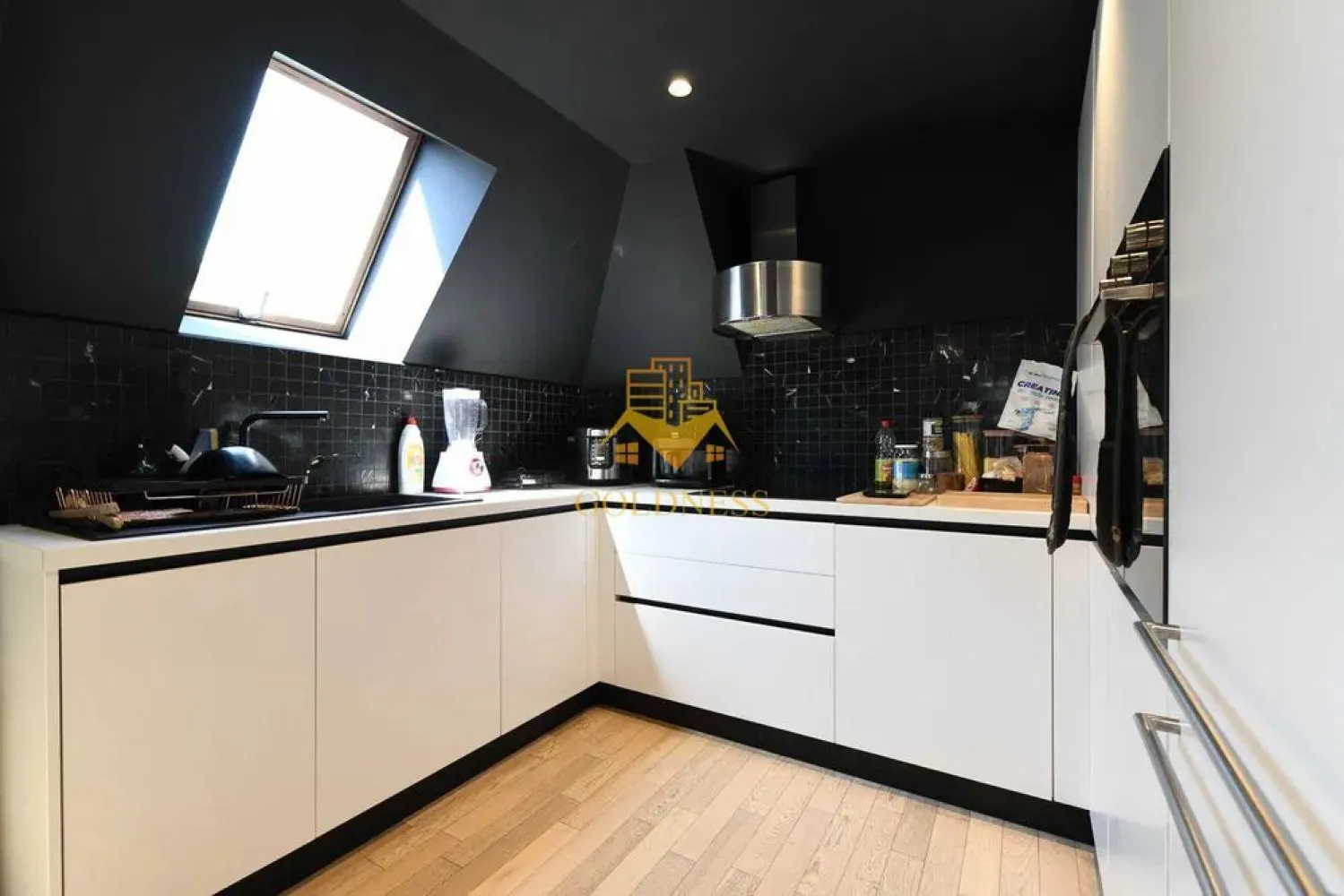 3 Camere, Penthouse, Premium, Europa,Zorilor,Parcare,UMF, Calea Turzii - GOLDNESS Imobiliare vă propune spre închiriere un apartament cu 3 camere complet mobilat și utilat, la etajul 2 într-un imobil de 2 etaje, în Cartierul Europa.
Parcare inclusa in curtea imobilului!
Se află în apropierea stațiilor de transport în comun, magazine, restaurante, spații verzi, farmacii, UMF, etc.

Apartamentul este compartimentat astfel:
 - dormitor cu pat matrimonial, dressing, noptiere
 - living cu bucatarie open space complet utilată și mobilată, canapea extensibilă, loc de servit masa 
 - mansarda mobilata tip birou, Videoproiector.
 - baie cu dus walk-in, calorifer port prosop și dulap pentru depozitare.
 - terasa de 10 mp.

Imobilul este dotat cu toate cele necesare- centrală proprie, frigider, aragaz, hotă, mașină de spălat haine, etc. 

Dacă sunteți interesați de acest apartament și doriți să îl vizionați, dar și pentru alte oferte nu ezitați să ne contactați telefonic sau prin e-mail. Vă stăm la dispoziție!
Pentru intermediere se percepe un comision de 50% din prețul chiriei!