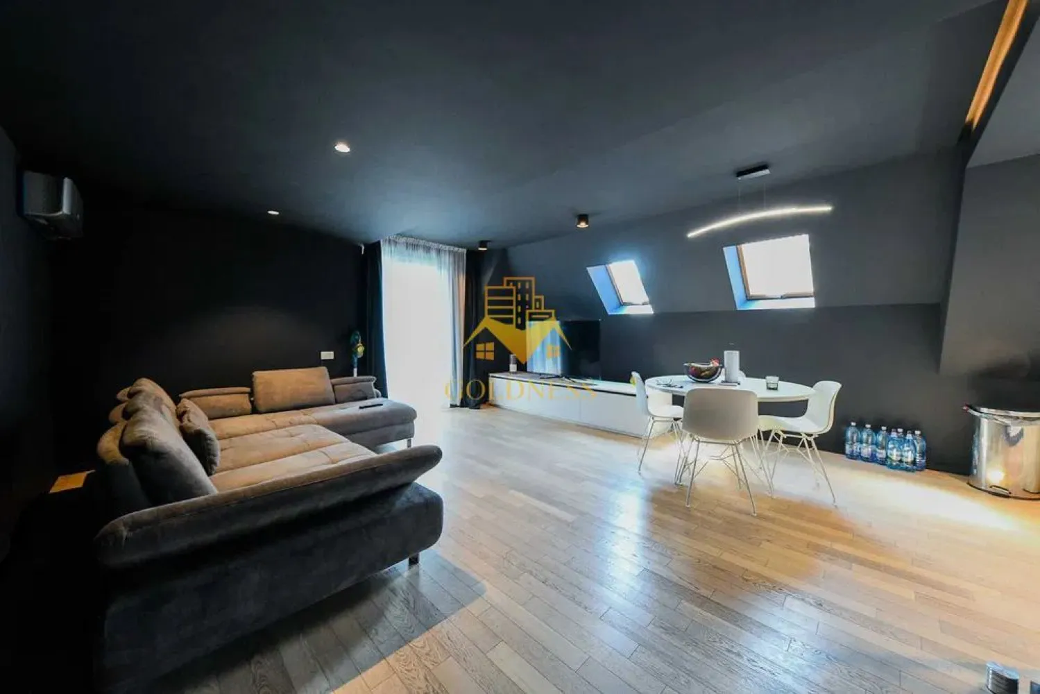 3 Camere, Penthouse, Premium, Europa,Zorilor,Parcare,UMF, Calea Turzii - GOLDNESS Imobiliare vă propune spre închiriere un apartament cu 3 camere complet mobilat și utilat, la etajul 2 într-un imobil de 2 etaje, în Cartierul Europa.
Parcare inclusa in curtea imobilului!
Se află în apropierea stațiilor de transport în comun, magazine, restaurante, spații verzi, farmacii, UMF, etc.

Apartamentul este compartimentat astfel:
 - dormitor cu pat matrimonial, dressing, noptiere
 - living cu bucatarie open space complet utilată și mobilată, canapea extensibilă, loc de servit masa 
 - mansarda mobilata tip birou, Videoproiector.
 - baie cu dus walk-in, calorifer port prosop și dulap pentru depozitare.
 - terasa de 10 mp.

Imobilul este dotat cu toate cele necesare- centrală proprie, frigider, aragaz, hotă, mașină de spălat haine, etc. 

Dacă sunteți interesați de acest apartament și doriți să îl vizionați, dar și pentru alte oferte nu ezitați să ne contactați telefonic sau prin e-mail. Vă stăm la dispoziție!
Pentru intermediere se percepe un comision de 50% din prețul chiriei!