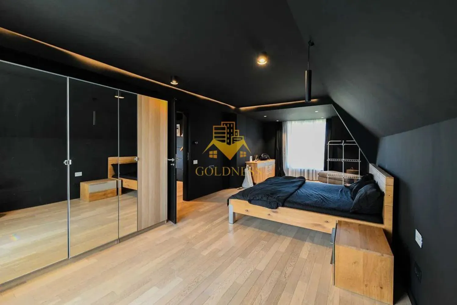 3 Camere, Penthouse, Premium, Europa,Zorilor,Parcare,UMF, Calea Turzii - GOLDNESS Imobiliare vă propune spre închiriere un apartament cu 3 camere complet mobilat și utilat, la etajul 2 într-un imobil de 2 etaje, în Cartierul Europa.
Parcare inclusa in curtea imobilului!
Se află în apropierea stațiilor de transport în comun, magazine, restaurante, spații verzi, farmacii, UMF, etc.

Apartamentul este compartimentat astfel:
 - dormitor cu pat matrimonial, dressing, noptiere
 - living cu bucatarie open space complet utilată și mobilată, canapea extensibilă, loc de servit masa 
 - mansarda mobilata tip birou, Videoproiector.
 - baie cu dus walk-in, calorifer port prosop și dulap pentru depozitare.
 - terasa de 10 mp.

Imobilul este dotat cu toate cele necesare- centrală proprie, frigider, aragaz, hotă, mașină de spălat haine, etc. 

Dacă sunteți interesați de acest apartament și doriți să îl vizionați, dar și pentru alte oferte nu ezitați să ne contactați telefonic sau prin e-mail. Vă stăm la dispoziție!
Pentru intermediere se percepe un comision de 50% din prețul chiriei!