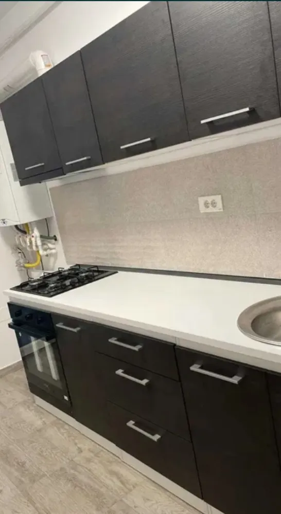 Ap. 2 cam. dec. de inchiriat Et. 4/8 Bloc Nou Kristal Metalurgiei - Agentia Europa inchiriaza un apartament de 2 camere cu o suprafata utila de 55 mpsituata la etaj 4/8 intr-un bloc nou cu centrala termica proprie. 
Apartamentul detine loc parcare, este confort 1 , decomandat, detine un balcon, este mobilat modern, si este situat in Complex Kristal Residence pe Bdul Metalurgiei , aproape de metrou. 
Inchiriere doar pe termen lung.