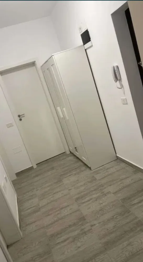 Ap. 2 cam. dec. de inchiriat Et. 4/8 Bloc Nou Kristal Metalurgiei - Agentia Europa inchiriaza un apartament de 2 camere cu o suprafata utila de 55 mpsituata la etaj 4/8 intr-un bloc nou cu centrala termica proprie. 
Apartamentul detine loc parcare, este confort 1 , decomandat, detine un balcon, este mobilat modern, si este situat in Complex Kristal Residence pe Bdul Metalurgiei , aproape de metrou. 
Inchiriere doar pe termen lung.