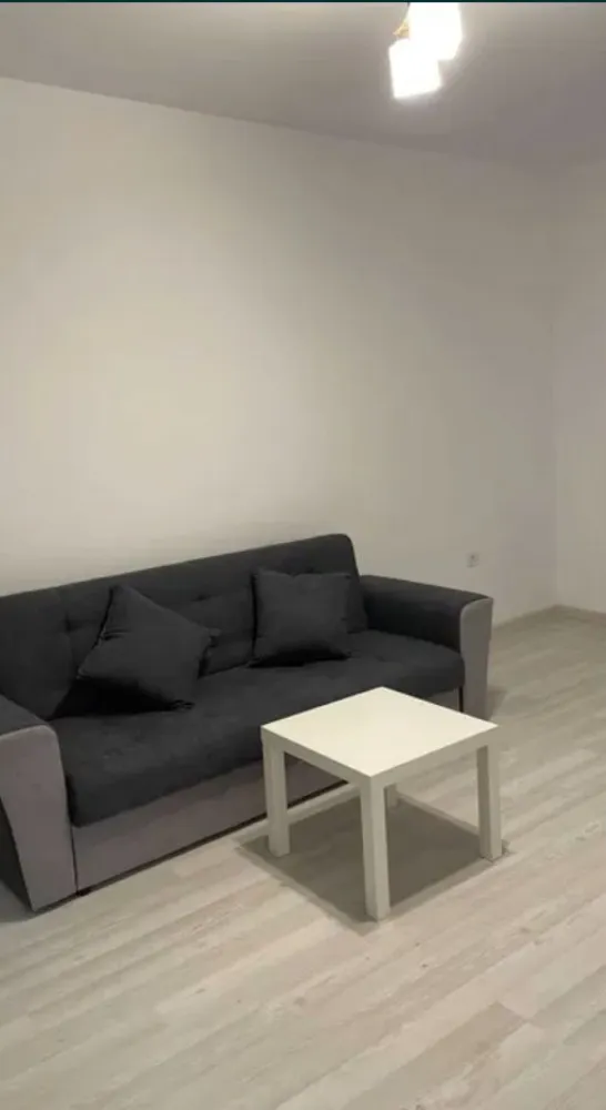 Ap. 2 cam. dec. de inchiriat Et. 4/8 Bloc Nou Kristal Metalurgiei - Agentia Europa inchiriaza un apartament de 2 camere cu o suprafata utila de 55 mpsituata la etaj 4/8 intr-un bloc nou cu centrala termica proprie. 
Apartamentul detine loc parcare, este confort 1 , decomandat, detine un balcon, este mobilat modern, si este situat in Complex Kristal Residence pe Bdul Metalurgiei , aproape de metrou. 
Inchiriere doar pe termen lung.