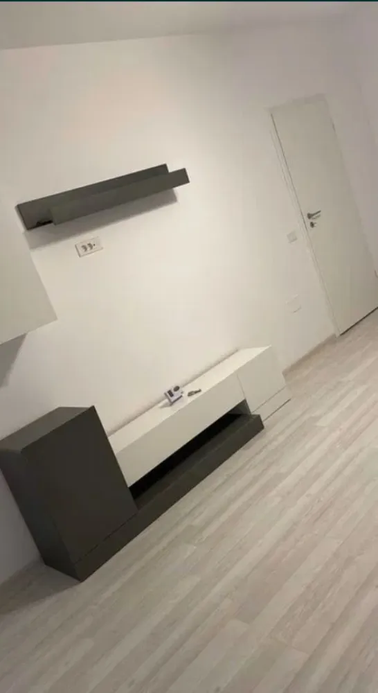 Ap. 2 cam. dec. de inchiriat Et. 4/8 Bloc Nou Kristal Metalurgiei - Agentia Europa inchiriaza un apartament de 2 camere cu o suprafata utila de 55 mpsituata la etaj 4/8 intr-un bloc nou cu centrala termica proprie. 
Apartamentul detine loc parcare, este confort 1 , decomandat, detine un balcon, este mobilat modern, si este situat in Complex Kristal Residence pe Bdul Metalurgiei , aproape de metrou. 
Inchiriere doar pe termen lung.