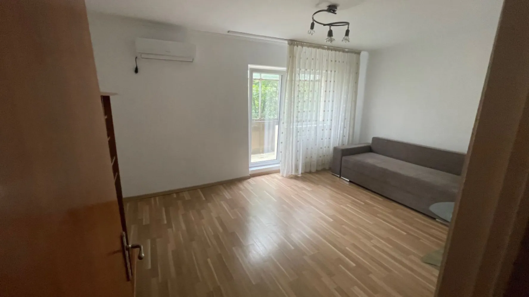 Inchiriez apartament 2 camere, Apusului, Militari - particular, 2 camere, 2 balcoane, centrala termica, decomandat ,reabilitat termic, loc parcare , mobilat si utilat complet, gresie, faianta , termopan, aragaz, masina de spalat, frigider, aer conditionat, spatios; strada apusului, sector 6 ,shop&go;, lidl, profi, ratb 178,336, liniste ,scara civilizata, 10 minute metrou ,verdeata
Vecinatati: Lujerului, Plaza Drumul Taberei, Piata Gorjului, Politehnica, Pacii.