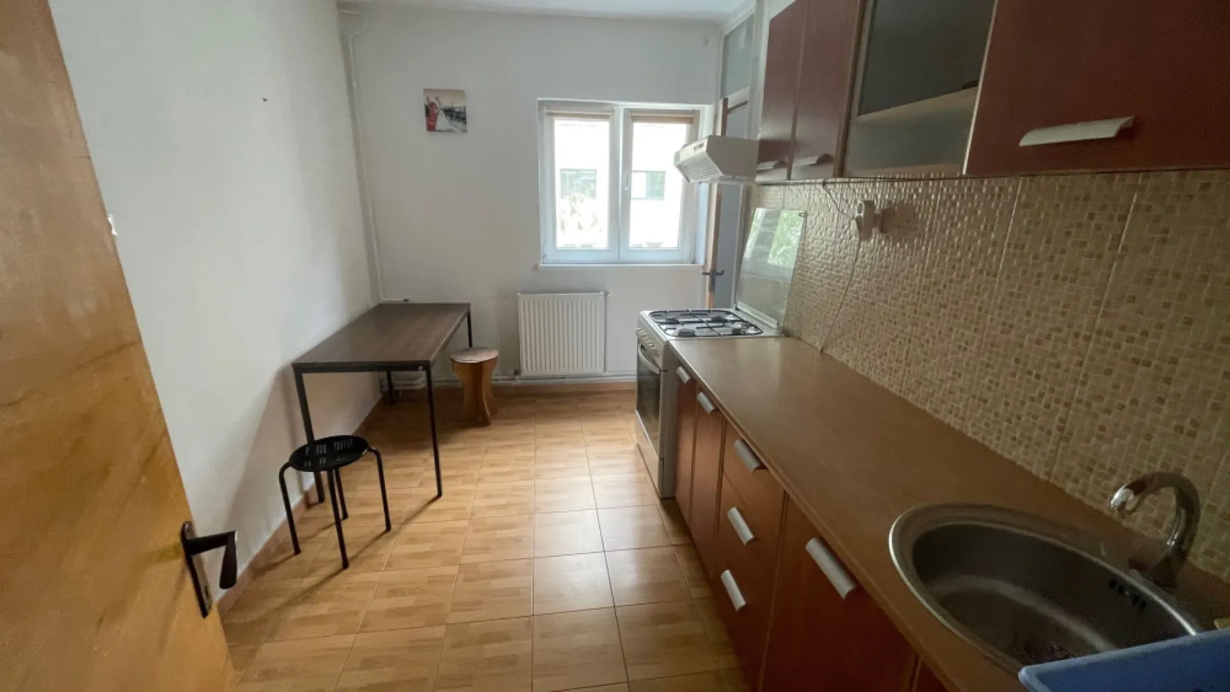 Inchiriez apartament 2 camere, Apusului, Militari - particular, 2 camere, 2 balcoane, centrala termica, decomandat ,reabilitat termic, loc parcare , mobilat si utilat complet, gresie, faianta , termopan, aragaz, masina de spalat, frigider, aer conditionat, spatios; strada apusului, sector 6 ,shop&go;, lidl, profi, ratb 178,336, liniste ,scara civilizata, 10 minute metrou ,verdeata
Vecinatati: Lujerului, Plaza Drumul Taberei, Piata Gorjului, Politehnica, Pacii.