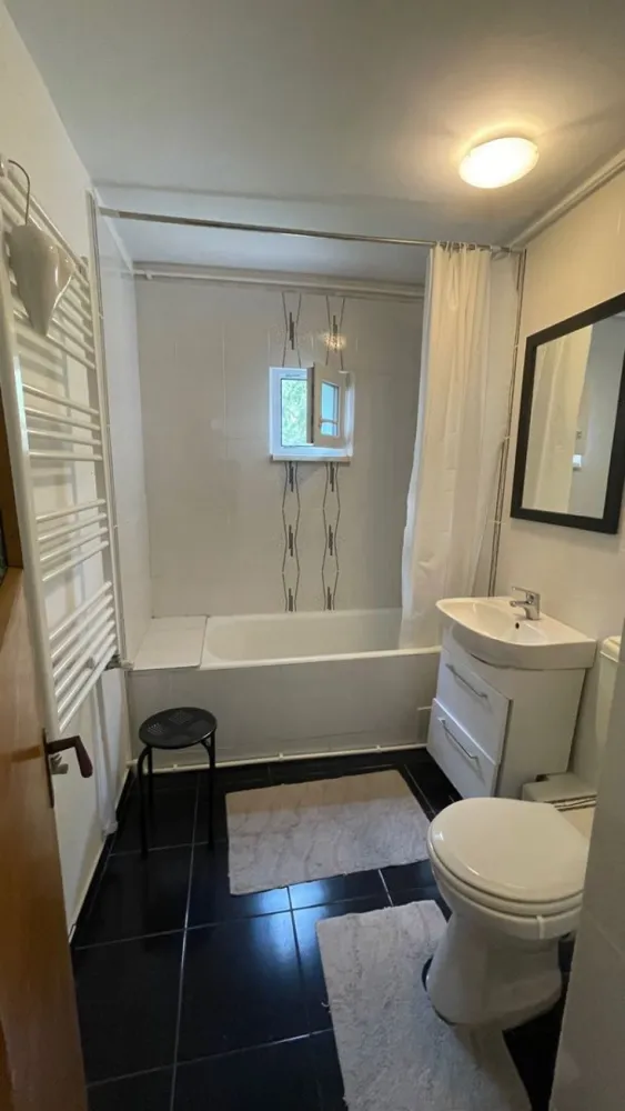 Inchiriez apartament 2 camere, Apusului, Militari - particular, 2 camere, 2 balcoane, centrala termica, decomandat ,reabilitat termic, loc parcare , mobilat si utilat complet, gresie, faianta , termopan, aragaz, masina de spalat, frigider, aer conditionat, spatios; strada apusului, sector 6 ,shop&go;, lidl, profi, ratb 178,336, liniste ,scara civilizata, 10 minute metrou ,verdeata
Vecinatati: Lujerului, Plaza Drumul Taberei, Piata Gorjului, Politehnica, Pacii.