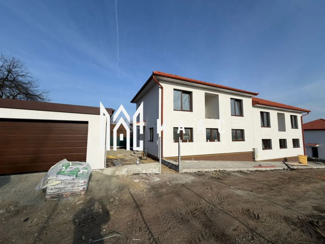 Casă Tip Duplex | 4 Camere | 2 Balcoane | Terasă | Șura Mică - Maac Imobiliare prezintă spre vânzare o vilă tip duplex, situată într-o zonă liniștită din Șura Mică, cu acces facil către Sibiu și în imediata apropiere a punctelor de interes.

Caracteristici generale:

Regim de înălțime: P+E+Pod
Suprafață utilă: 120 mp
Suprafață construită: 150 mp
Amprentă la sol: 70 mp
Suprafață teren: 190 mp
Suprafață curte liberă: 120 mp
An construcție: 2024
Stadiu: Finalizată, predare la alb
 Compartimentare:
 Parter: Living spațios, bucătărie închisă, baie, terasă generoasă
 Etaj: 3 dormitoare, baie, 2 balcoane
 Pod: Disponibil pe toată suprafața casei

 Dotări și beneficii:

Încălzire prin pardoseală la parter și calorifere la etaj
Centrală termică pe gaz
Geamuri termopan de înaltă calitate
Perete dublu, izolat între case
Acoperiș din țiglă
Loc de parcare inclus în preț
Curte cu acces auto

Pentru mai multe detalii precizati telefonic ca ati vazut anuntul ID: CP3010721