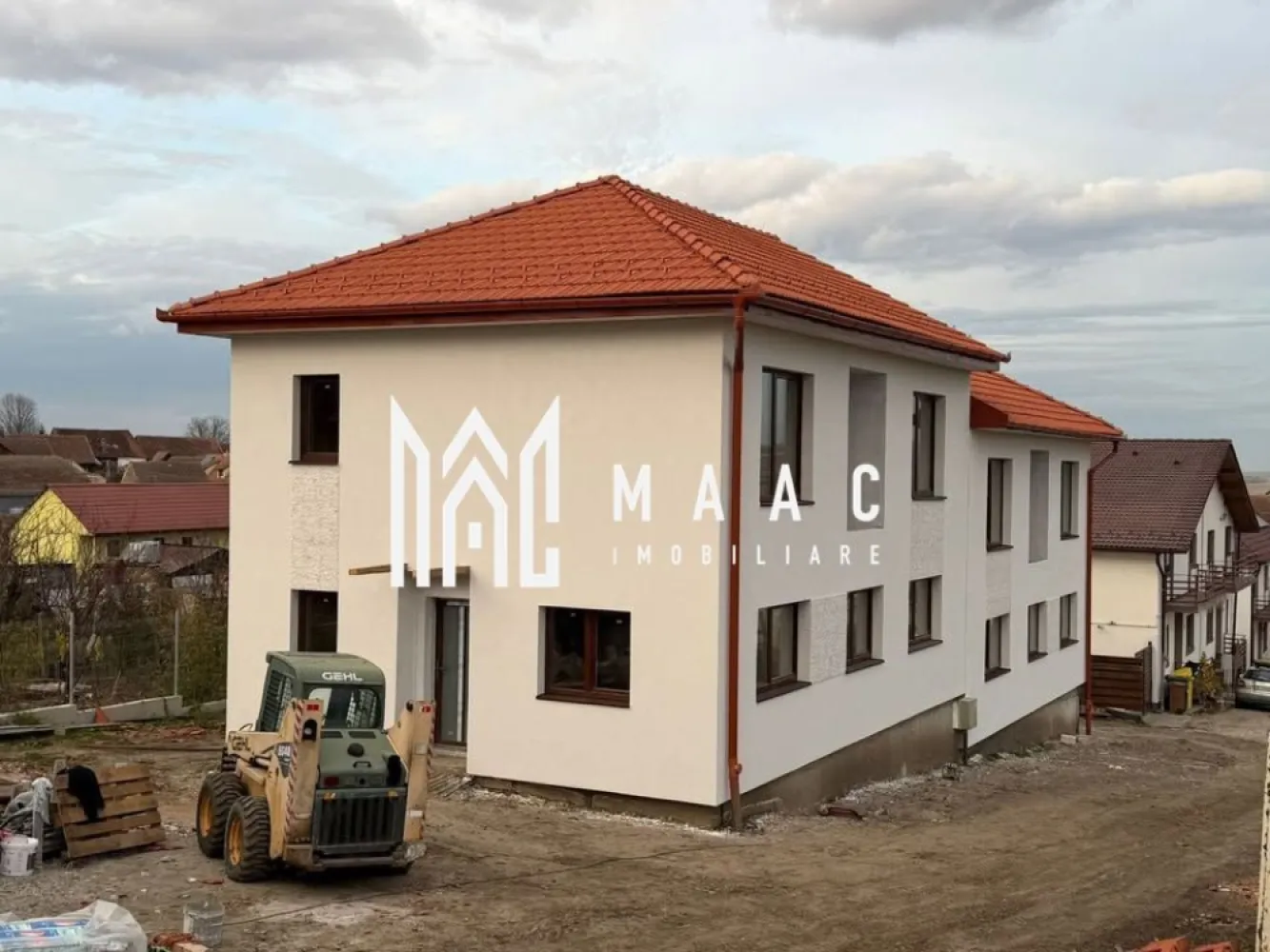 Casă Tip Duplex | 4 Camere | 2 Balcoane | Terasă | Șura Mică - Maac Imobiliare prezintă spre vânzare o vilă tip duplex, situată într-o zonă liniștită din Șura Mică, cu acces facil către Sibiu și în imediata apropiere a punctelor de interes.

Caracteristici generale:

Regim de înălțime: P+E+Pod
Suprafață utilă: 120 mp
Suprafață construită: 150 mp
Amprentă la sol: 70 mp
Suprafață teren: 190 mp
Suprafață curte liberă: 120 mp
An construcție: 2024
Stadiu: Finalizată, predare la alb
 Compartimentare:
 Parter: Living spațios, bucătărie închisă, baie, terasă generoasă
 Etaj: 3 dormitoare, baie, 2 balcoane
 Pod: Disponibil pe toată suprafața casei

 Dotări și beneficii:

Încălzire prin pardoseală la parter și calorifere la etaj
Centrală termică pe gaz
Geamuri termopan de înaltă calitate
Perete dublu, izolat între case
Acoperiș din țiglă
Loc de parcare inclus în preț
Curte cu acces auto

Pentru mai multe detalii precizati telefonic ca ati vazut anuntul ID: CP3010721