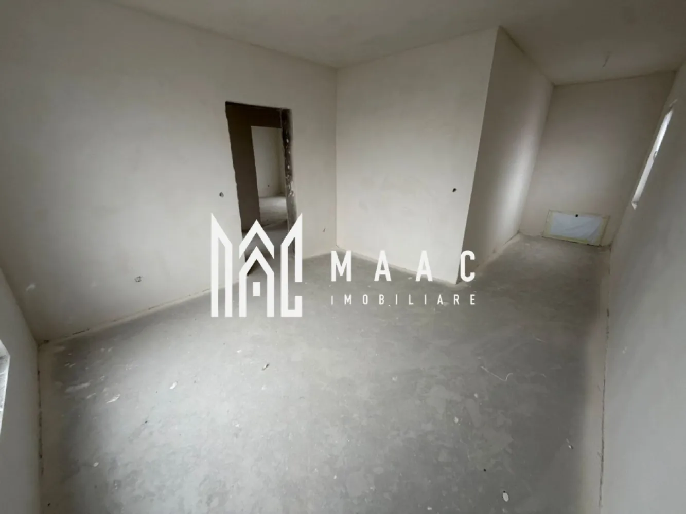 Casă Tip Duplex | 4 Camere | 2 Balcoane | Terasă | Șura Mică - Maac Imobiliare prezintă spre vânzare o vilă tip duplex, situată într-o zonă liniștită din Șura Mică, cu acces facil către Sibiu și în imediata apropiere a punctelor de interes.

Caracteristici generale:

Regim de înălțime: P+E+Pod
Suprafață utilă: 120 mp
Suprafață construită: 150 mp
Amprentă la sol: 70 mp
Suprafață teren: 190 mp
Suprafață curte liberă: 120 mp
An construcție: 2024
Stadiu: Finalizată, predare la alb
 Compartimentare:
 Parter: Living spațios, bucătărie închisă, baie, terasă generoasă
 Etaj: 3 dormitoare, baie, 2 balcoane
 Pod: Disponibil pe toată suprafața casei

 Dotări și beneficii:

Încălzire prin pardoseală la parter și calorifere la etaj
Centrală termică pe gaz
Geamuri termopan de înaltă calitate
Perete dublu, izolat între case
Acoperiș din țiglă
Loc de parcare inclus în preț
Curte cu acces auto

Pentru mai multe detalii precizati telefonic ca ati vazut anuntul ID: CP3010721