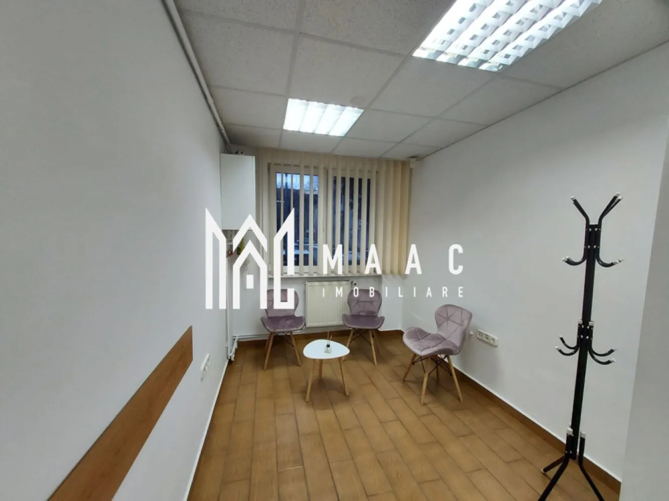 Spatiu de birouri | Parter | Ultracentral - MAAC Imobiliare vă propune spre închiriere un apartament cu 3 camere, situat la parterul unui imobil aflat în zona Bulevardului Vasile Milea din Sibiu, amenajat și utilizat în prezent ca spațiu de birouri, ideal pentru activități comerciale, sediu firmă sau cabinet profesional.

Proprietatea este adaptată pentru utilizare profesională, beneficiind de multiple îmbunătățiri tehnice și funcționale care asigură siguranță, confort și eficiență în desfășurarea activităților de birou.

Detalii proprietate:

- Compartimentare: 3 camere.
- Amplasare: parter – acces facil pentru clienți și colaboratori.
- Utilizare actuală: spațiu de birouri.
- Zonă: Bulevardul Vasile Milea, cu vizibilitate și acces rapid.

Dotări și îmbunătățiri:

- Instalații electrice, sanitare și de gaz complet schimbate.
- Uși REHAU.
- Sistem de alarmă.
- Geamuri securizate.
- Tavane false, cu finisaj modern.
- Canalizare separată de restul blocului.
- Prize cu rețea de telefonie și date, pregătite pentru activitate office.

Avantaje:

- Spațiul este deja adaptat pentru birouri, fără investiții majore suplimentare.
- Acces facil la mijloace de transport și puncte de interes.
- Zonă bine cotată pentru activități comerciale.
- Ideal pentru sediu pentru firmă, cabinet sau investiție.

Pentru mai multe detalii, vă rugăm să ne contactați menționând CP3010930.