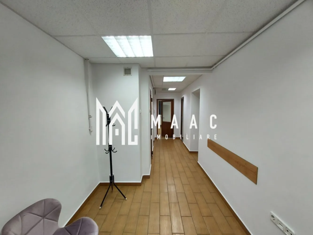 Spatiu de birouri | Parter | Ultracentral - MAAC Imobiliare vă propune spre închiriere un apartament cu 3 camere, situat la parterul unui imobil aflat în zona Bulevardului Vasile Milea din Sibiu, amenajat și utilizat în prezent ca spațiu de birouri, ideal pentru activități comerciale, sediu firmă sau cabinet profesional.

Proprietatea este adaptată pentru utilizare profesională, beneficiind de multiple îmbunătățiri tehnice și funcționale care asigură siguranță, confort și eficiență în desfășurarea activităților de birou.

Detalii proprietate:

- Compartimentare: 3 camere.
- Amplasare: parter – acces facil pentru clienți și colaboratori.
- Utilizare actuală: spațiu de birouri.
- Zonă: Bulevardul Vasile Milea, cu vizibilitate și acces rapid.

Dotări și îmbunătățiri:

- Instalații electrice, sanitare și de gaz complet schimbate.
- Uși REHAU.
- Sistem de alarmă.
- Geamuri securizate.
- Tavane false, cu finisaj modern.
- Canalizare separată de restul blocului.
- Prize cu rețea de telefonie și date, pregătite pentru activitate office.

Avantaje:

- Spațiul este deja adaptat pentru birouri, fără investiții majore suplimentare.
- Acces facil la mijloace de transport și puncte de interes.
- Zonă bine cotată pentru activități comerciale.
- Ideal pentru sediu pentru firmă, cabinet sau investiție.

Pentru mai multe detalii, vă rugăm să ne contactați menționând CP3010930.