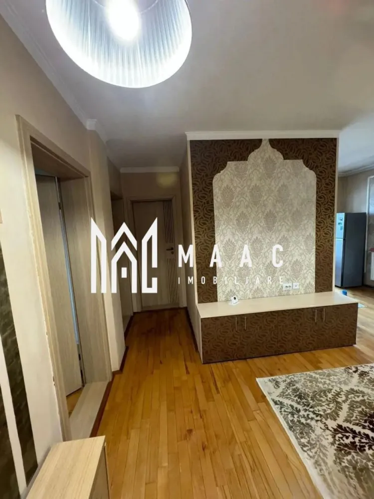Apartament 3 camere | Decomandat | 70 MPU | Ștrand II - MAAC Imobiliare vă propune spre închiriere un apartament cu 3 camere situat în zona Ștrand, una dintre cele mai apreciate zone rezidențiale din Sibiu, cu acces facil către principalele puncte de interes ale orașului.

Compartimentare:
Living open-space
Bucătărie complet mobilată și utilată
Zonă de dining
2 dormitoare cu acces separat
Baie
Hol
Fiecare dormitor are balcon
Se v-a pune și aer condiționat

Caracteristici:
Decomandat
Lumină naturală generoasă,un dormitor mai călduros și altul mai răcoros 
Mobilat complet
Televizor smart mare (nu este în poze,a fost pus recent)
La momentul actual s-au mai făcut modificări ,în apropiere este și Parcul Belvedere
Telefon fix
Imobilul este amplasat în zona Ștrand, în apropierea spațiilor comerciale, școlilor, grădinițelor și a mijloacelor de transport în comun, oferind un stil de viață confortabil și accesibil.

Condiții de închiriere:
-Garanție echivalentul unei chirii lunare
-Nu se acceptă animale de companie
-Potrivit și pentru familii cu copii
Pentru mai multe detalii și programarea unei vizionări, precizați telefonic că ați văzut anunțul cu CP2811638.