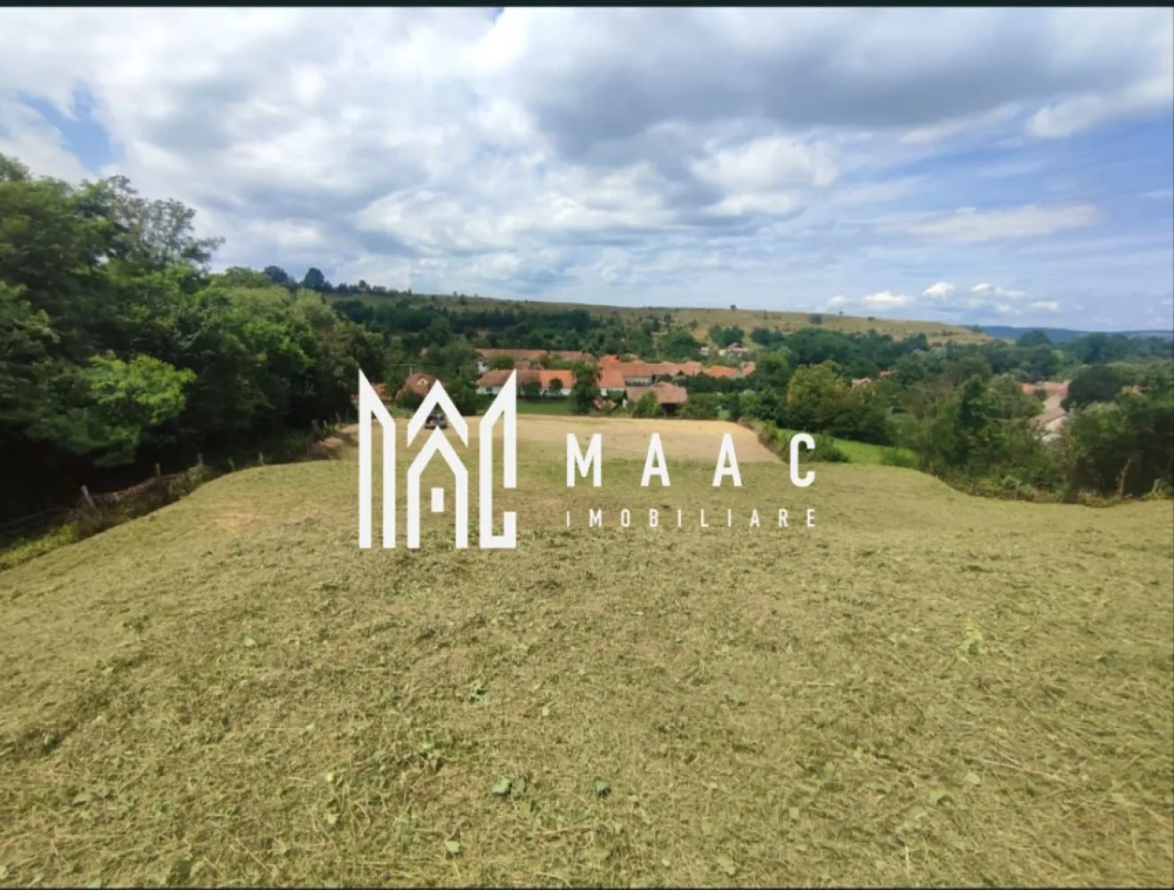 Teren intravilan | 3860 mp în Sărata | Ideal Pensiune sau Resort - MAAC Imobiliare vă propune spre vânzare un teren deosebit, cu un potențial excelent de investiție, situat în localitatea Sărata, comuna Porumbacu de Jos.

Proprietatea are o suprafață generoasă de 3860 mp, fiind încadrată în intravilan, ceea ce oferă multiple posibilități de dezvoltare imediată. Terenul beneficiază de două terase amenajate (săpate în relief), ideale pentru proiecte arhitecturale moderne, cu priveliști deschise și integrare naturală în peisaj.

Un avantaj important îl reprezintă utilitățile disponibile: apa și canalizarea se află pe teren, iar curentul electric este în imediata apropiere, cu posibilitate de racordare rapidă, facilitând demararea construcției fără întârzieri.
Menționăm că terenul nu dispune de gaz, iar în zonă nu există rețea de gaze.

Zona este liniștită, cu aer curat și cadru natural plăcut, fiind potrivită pentru:
dezvoltarea unui resort boutique
construcția unei pensiuni turistice
realizarea unui complex de case de vacanță
sau edificarea unei proprietăți private

Accesul este facil, iar amplasarea oferă un echilibru ideal între intimitate și accesibilitate, într-o zonă în continuă dezvoltare, tot mai căutată pentru investiții turistice.

Puncte forte:
suprafață: 3860 mp
teren intravilan
terasare realizată
utilități: apă și canalizare pe teren
curent electric în apropiere, racordare facilă
potențial ridicat de dezvoltare
zonă liniștită, cu peisaj natural

Această proprietate reprezintă o oportunitate excelentă pentru cei care își doresc o investiție sigură sau dezvoltarea unui proiect într-un cadru natural deosebit.

Pentru mai multe detalii specificati ca ati vazut anuntul cu ID: CP3010103