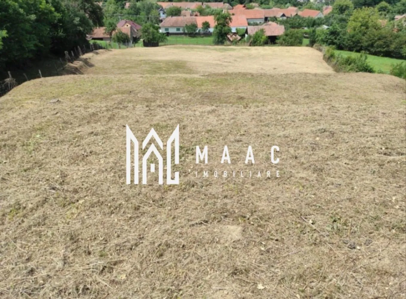 Teren intravilan | 3860 mp în Sărata | Ideal Pensiune sau Resort - MAAC Imobiliare vă propune spre vânzare un teren deosebit, cu un potențial excelent de investiție, situat în localitatea Sărata, comuna Porumbacu de Jos.

Proprietatea are o suprafață generoasă de 3860 mp, fiind încadrată în intravilan, ceea ce oferă multiple posibilități de dezvoltare imediată. Terenul beneficiază de două terase amenajate (săpate în relief), ideale pentru proiecte arhitecturale moderne, cu priveliști deschise și integrare naturală în peisaj.

Un avantaj important îl reprezintă utilitățile disponibile: apa și canalizarea se află pe teren, iar curentul electric este în imediata apropiere, cu posibilitate de racordare rapidă, facilitând demararea construcției fără întârzieri.
Menționăm că terenul nu dispune de gaz, iar în zonă nu există rețea de gaze.

Zona este liniștită, cu aer curat și cadru natural plăcut, fiind potrivită pentru:
dezvoltarea unui resort boutique
construcția unei pensiuni turistice
realizarea unui complex de case de vacanță
sau edificarea unei proprietăți private

Accesul este facil, iar amplasarea oferă un echilibru ideal între intimitate și accesibilitate, într-o zonă în continuă dezvoltare, tot mai căutată pentru investiții turistice.

Puncte forte:
suprafață: 3860 mp
teren intravilan
terasare realizată
utilități: apă și canalizare pe teren
curent electric în apropiere, racordare facilă
potențial ridicat de dezvoltare
zonă liniștită, cu peisaj natural

Această proprietate reprezintă o oportunitate excelentă pentru cei care își doresc o investiție sigură sau dezvoltarea unui proiect într-un cadru natural deosebit.

Pentru mai multe detalii specificati ca ati vazut anuntul cu ID: CP3010103