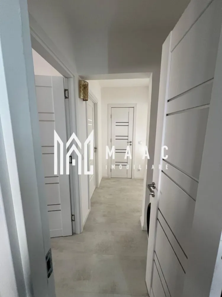 Apartament 3 camere | Lift | 70MPU | Vasile Aron - MAAC Imobiliare vă propune spre închiriere / vânzare un apartament decomandat cu 3 camere, situat la etajul 5 al unui imobil dotat cu lift, ideal pentru cei care își doresc un spațiu bine compartimentat, luminos și ușor de personalizat după propriul stil.

Locuința are o suprafață utilă de 70 mp și se află într-un bloc construit în perioada 1990–2000, beneficiind de o compartimentare practică și de un interior modern.

Compartimentare:
Living generos
Doua dormitoare nemobilate
Bucătărie mobilată și utilată
Baie
Debară

Avantaje:
Decomandat
3 camere
70 mp utili
Bloc cu lift
Bloc construit în perioada 1990–2000
Interior modern
Bucătărie complet mobilată și utilată
2 dormitoare nemobilate – ideale pentru personalizare

Pentru mai multe detalii sau programarea unei vizionări, nu ezitați să ne contactați specificand ID: CP3008998