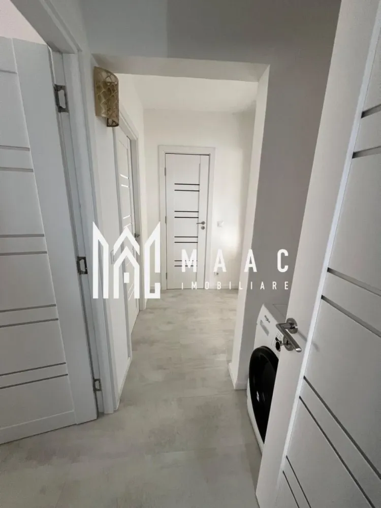 Apartament 3 camere | Lift | 70MPU | Vasile Aron - MAAC Imobiliare vă propune spre închiriere / vânzare un apartament decomandat cu 3 camere, situat la etajul 5 al unui imobil dotat cu lift, ideal pentru cei care își doresc un spațiu bine compartimentat, luminos și ușor de personalizat după propriul stil.

Locuința are o suprafață utilă de 70 mp și se află într-un bloc construit în perioada 1990–2000, beneficiind de o compartimentare practică și de un interior modern.

Compartimentare:
Living generos
Doua dormitoare nemobilate
Bucătărie mobilată și utilată
Baie
Debară

Avantaje:
Decomandat
3 camere
70 mp utili
Bloc cu lift
Bloc construit în perioada 1990–2000
Interior modern
Bucătărie complet mobilată și utilată
2 dormitoare nemobilate – ideale pentru personalizare

Pentru mai multe detalii sau programarea unei vizionări, nu ezitați să ne contactați specificand ID: CP3008998