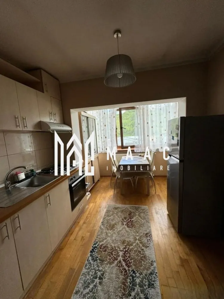 Apartament 3 camere | Decomandat | 70 MPU | Ștrand II - MAAC Imobiliare vă propune spre închiriere un apartament cu 3 camere situat în zona Ștrand, una dintre cele mai apreciate zone rezidențiale din Sibiu, cu acces facil către principalele puncte de interes ale orașului.

Compartimentare:
Living open-space
Bucătărie complet mobilată și utilată
Zonă de dining
2 dormitoare cu acces separat
Baie
Hol
Fiecare dormitor are balcon
Se v-a pune și aer condiționat

Caracteristici:
Decomandat
Lumină naturală generoasă,un dormitor mai călduros și altul mai răcoros 
Mobilat complet
Televizor smart mare (nu este în poze,a fost pus recent)
La momentul actual s-au mai făcut modificări ,în apropiere este și Parcul Belvedere
Telefon fix
Imobilul este amplasat în zona Ștrand, în apropierea spațiilor comerciale, școlilor, grădinițelor și a mijloacelor de transport în comun, oferind un stil de viață confortabil și accesibil.

Condiții de închiriere:
-Garanție echivalentul unei chirii lunare
-Nu se acceptă animale de companie
-Potrivit și pentru familii cu copii
Pentru mai multe detalii și programarea unei vizionări, precizați telefonic că ați văzut anunțul cu CP2811638.