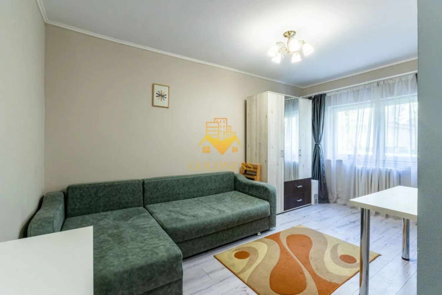 Garsoniera, moderna, Gheorgheni Zona Nicolae Titulescu, Interservisan - GOLDNESS Imobiliare vă propune spre închiriere o garsoniera complet mobilata și utilata, la Parter într-un imobil de 4 etaje, în Cartierul Gheorgheni. Posibilitate de parcare in zona! Se află în apropierea stațiilor de transport în comun, magazine, restaurante, spații verzi, farmacii, etc. Garsoniera este compartimentat astfel: - dormitor cu canapea extensibila, dulap pentru haine, loc de luat masa -bucatarie complet mobilata, utilata - baie cu cabina de dus, calorifer port prosop și dulap pentru depozitare. Imobilul este dotat cu toate cele necesare- centrală proprie, frigider, aragaz, hotă, mașină de spălat haine, etc. Dacă sunteți interesați de acest apartament și doriți să îl vizionați, dar și pentru alte oferte nu ezitați să ne contactați telefonic sau prin e-mail. Vă stăm la dispoziție! Pentru intermediere se percepe un comision de 50% din prețul chiriei!