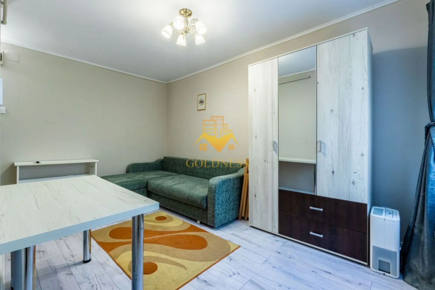 Garsoniera, moderna, Gheorgheni Zona Nicolae Titulescu, Interservisan - GOLDNESS Imobiliare vă propune spre închiriere o garsoniera complet mobilata și utilata, la Parter într-un imobil de 4 etaje, în Cartierul Gheorgheni. Posibilitate de parcare in zona! Se află în apropierea stațiilor de transport în comun, magazine, restaurante, spații verzi, farmacii, etc. Garsoniera este compartimentat astfel: - dormitor cu canapea extensibila, dulap pentru haine, loc de luat masa -bucatarie complet mobilata, utilata - baie cu cabina de dus, calorifer port prosop și dulap pentru depozitare. Imobilul este dotat cu toate cele necesare- centrală proprie, frigider, aragaz, hotă, mașină de spălat haine, etc. Dacă sunteți interesați de acest apartament și doriți să îl vizionați, dar și pentru alte oferte nu ezitați să ne contactați telefonic sau prin e-mail. Vă stăm la dispoziție! Pentru intermediere se percepe un comision de 50% din prețul chiriei!