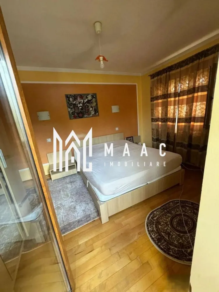Apartament 3 camere | Decomandat | 70 MPU | Ștrand II - MAAC Imobiliare vă propune spre închiriere un apartament cu 3 camere situat în zona Ștrand, una dintre cele mai apreciate zone rezidențiale din Sibiu, cu acces facil către principalele puncte de interes ale orașului.

Compartimentare:
Living open-space
Bucătărie complet mobilată și utilată
Zonă de dining
2 dormitoare cu acces separat
Baie
Hol
Fiecare dormitor are balcon
Se v-a pune și aer condiționat

Caracteristici:
Decomandat
Lumină naturală generoasă,un dormitor mai călduros și altul mai răcoros 
Mobilat complet
Televizor smart mare (nu este în poze,a fost pus recent)
La momentul actual s-au mai făcut modificări ,în apropiere este și Parcul Belvedere
Telefon fix
Imobilul este amplasat în zona Ștrand, în apropierea spațiilor comerciale, școlilor, grădinițelor și a mijloacelor de transport în comun, oferind un stil de viață confortabil și accesibil.

Condiții de închiriere:
-Garanție echivalentul unei chirii lunare
-Nu se acceptă animale de companie
-Potrivit și pentru familii cu copii
Pentru mai multe detalii și programarea unei vizionări, precizați telefonic că ați văzut anunțul cu CP2811638.