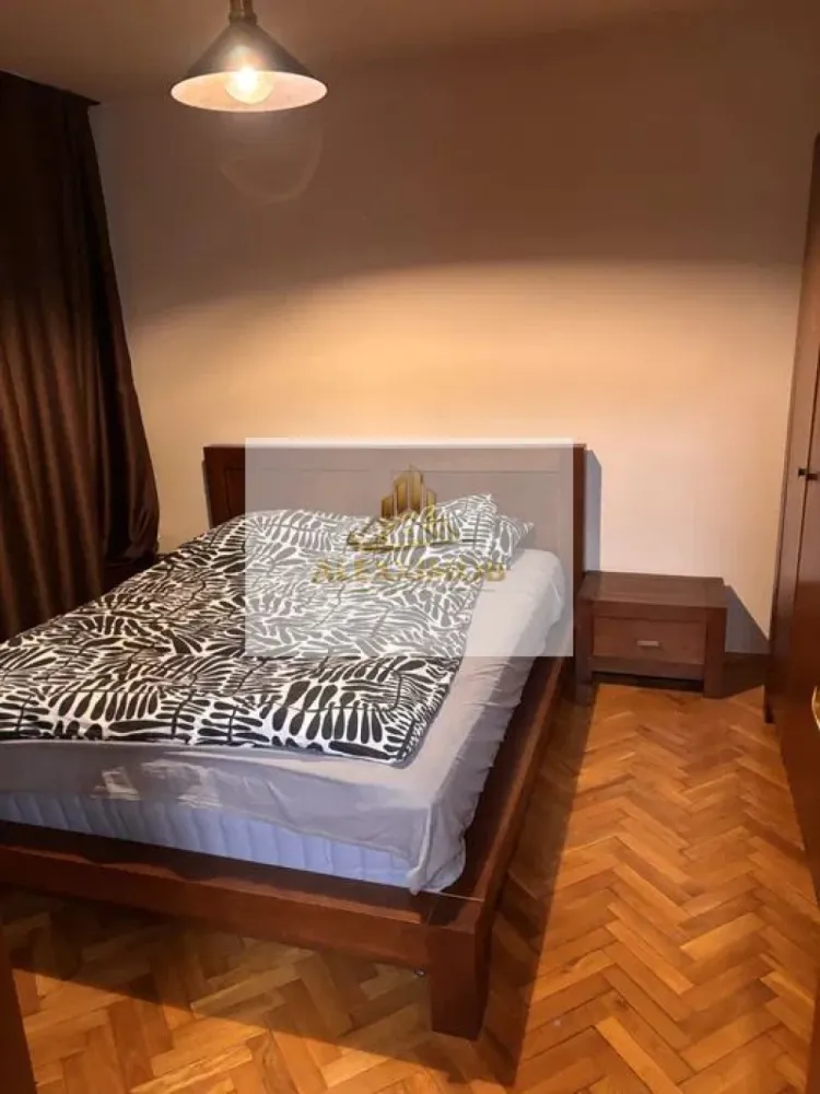 Apartament de Vanzare - 4 Camere - 81 mp - Zona PIATA PROGRESUL - Apartament 4 camere decomandat | Etaj 1 | Boxă 7 mp | Loc de parcare | Zonă verde

Vă propun spre vânzare un apartament spațios cu 4 camere, decomandat, situat la etajul 1 din 4 al unui bloc termoizolat, amplasat într-o zonă liniștită, cu multă verdeață și acces facil către toate punctele de interes.

Locuința are o suprafață utilă de 81 mp, la care se adaugă o boxă generoasă de 7 mp situată la subsol, ideală pentru depozitare.

Interiorul se remarcă prin finisaje de calitate, pardoselile din parchet masiv de stejar din living și dormitoare oferind confort și eleganță. Ușile interioare din lemn de stejar completează atmosfera caldă și asigură durabilitate în timp.

Un avantaj important îl reprezintă locul de parcare, care poate fi transferat noului proprietar.

Apartamentul este alegerea ideală pentru o familie cu copii, având în imediata apropiere creșă, grădiniță și școală. De asemenea, beneficiază de o poziționare excelentă, aproape de piață, stația de metrou și parc, oferind acces rapid la toate facilitățile necesare unui stil de viață confortabil.

Pentru detalii suplimentare și programarea unei vizionări, vă stau la dispoziție. 📞

Alexximob Estate - tel. 0751454742

comision 0%