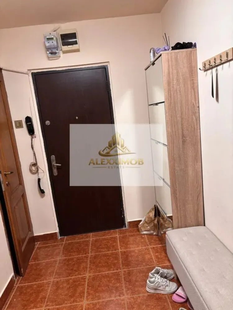 Apartament de Vanzare - 4 Camere - 81 mp - Zona PIATA PROGRESUL - Apartament 4 camere decomandat | Etaj 1 | Boxă 7 mp | Loc de parcare | Zonă verde

Vă propun spre vânzare un apartament spațios cu 4 camere, decomandat, situat la etajul 1 din 4 al unui bloc termoizolat, amplasat într-o zonă liniștită, cu multă verdeață și acces facil către toate punctele de interes.

Locuința are o suprafață utilă de 81 mp, la care se adaugă o boxă generoasă de 7 mp situată la subsol, ideală pentru depozitare.

Interiorul se remarcă prin finisaje de calitate, pardoselile din parchet masiv de stejar din living și dormitoare oferind confort și eleganță. Ușile interioare din lemn de stejar completează atmosfera caldă și asigură durabilitate în timp.

Un avantaj important îl reprezintă locul de parcare, care poate fi transferat noului proprietar.

Apartamentul este alegerea ideală pentru o familie cu copii, având în imediata apropiere creșă, grădiniță și școală. De asemenea, beneficiază de o poziționare excelentă, aproape de piață, stația de metrou și parc, oferind acces rapid la toate facilitățile necesare unui stil de viață confortabil.

Pentru detalii suplimentare și programarea unei vizionări, vă stau la dispoziție. 📞

Alexximob Estate - tel. 0751454742

comision 0%