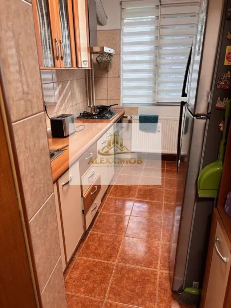 Apartament de Vanzare - 4 Camere - 81 mp - Zona PIATA PROGRESUL - Apartament 4 camere decomandat | Etaj 1 | Boxă 7 mp | Loc de parcare | Zonă verde

Vă propun spre vânzare un apartament spațios cu 4 camere, decomandat, situat la etajul 1 din 4 al unui bloc termoizolat, amplasat într-o zonă liniștită, cu multă verdeață și acces facil către toate punctele de interes.

Locuința are o suprafață utilă de 81 mp, la care se adaugă o boxă generoasă de 7 mp situată la subsol, ideală pentru depozitare.

Interiorul se remarcă prin finisaje de calitate, pardoselile din parchet masiv de stejar din living și dormitoare oferind confort și eleganță. Ușile interioare din lemn de stejar completează atmosfera caldă și asigură durabilitate în timp.

Un avantaj important îl reprezintă locul de parcare, care poate fi transferat noului proprietar.

Apartamentul este alegerea ideală pentru o familie cu copii, având în imediata apropiere creșă, grădiniță și școală. De asemenea, beneficiază de o poziționare excelentă, aproape de piață, stația de metrou și parc, oferind acces rapid la toate facilitățile necesare unui stil de viață confortabil.

Pentru detalii suplimentare și programarea unei vizionări, vă stau la dispoziție. 📞

Alexximob Estate - tel. 0751454742

comision 0%
