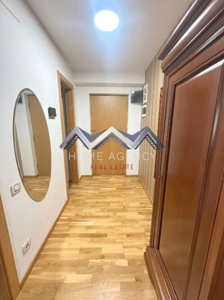 Apartament foarte generos 3-4 camere | ideal familii | 2 locuri de parcare - Vă propunem, spre închiriere, un apartament foarte spațios, decomandat, ideal pentru o familie sau pentru cei care își doresc confort, funcționalitate și flexibilitate în organizarea spațiului, situat în cadrul complexului Gran Residencia din Otopeni, un ansamblu cunoscut pentru standardele ridicate de confort, securitate și calitatea construcției.

Apartamentul este decomandat, poziționat la etajul 1, și beneficiază de o compartimentare eficientă, care separă clar zona de zi de zona de noapte.

La intrare regăsim un hol generos de acces, ce conduce către bucătăria închisă, complet mobilată și echipată. Living-ul este luminos, cu acces direct spre balcon, oferind un spațiu ideal pentru relaxare. În zona de zi, există și o baie de serviciu, foarte utilă pentru oaspeți.

Zona de noapte este delimitată printr-o ușă, oferind intimitate și liniște. Aici avem un hol cu multiple spații de depozitare, ideal pentru organizare. Compartimentarea continuă cu:
- o cameră de copil, mobilată cu pat de o persoană și baie proprie cu cabină de duș;
- un dormitor separat;
- o baie principală pe hol, dotată cu cadă;
- o cameră suplimentară (fără ușă), cu acces către un al doilea balcon, ce poate fi utilizată flexibil: birou, dressing, cameră de oaspeți sau spațiu de relaxare.

Un mare avantaj al proprietății îl reprezintă cele două locuri de parcare incluse în preț – unul subteran și unul suprateran.

Complexul oferă un nivel ridicat de confort și siguranță: acces securizat, pază permanentă, lift și spații comune bine întreținute, fiind ideal pentru cei care își doresc un mediu liniștit și protejat.

Apartamentul impresionează prin suprafața generoasă, compartimentarea practică și versatilitatea spațiului, fiind potrivit atât pentru familii, cât și pentru cei care lucrează de acasă.

Pentru mai multe detalii sau programarea unei vizionări, vă stau cu drag la dispoziție.
