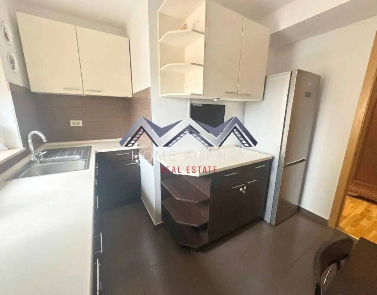 Apartament foarte generos 3-4 camere | ideal familii | 2 locuri de parcare - Vă propunem, spre închiriere, un apartament foarte spațios, decomandat, ideal pentru o familie sau pentru cei care își doresc confort, funcționalitate și flexibilitate în organizarea spațiului, situat în cadrul complexului Gran Residencia din Otopeni, un ansamblu cunoscut pentru standardele ridicate de confort, securitate și calitatea construcției.

Apartamentul este decomandat, poziționat la etajul 1, și beneficiază de o compartimentare eficientă, care separă clar zona de zi de zona de noapte.

La intrare regăsim un hol generos de acces, ce conduce către bucătăria închisă, complet mobilată și echipată. Living-ul este luminos, cu acces direct spre balcon, oferind un spațiu ideal pentru relaxare. În zona de zi, există și o baie de serviciu, foarte utilă pentru oaspeți.

Zona de noapte este delimitată printr-o ușă, oferind intimitate și liniște. Aici avem un hol cu multiple spații de depozitare, ideal pentru organizare. Compartimentarea continuă cu:
- o cameră de copil, mobilată cu pat de o persoană și baie proprie cu cabină de duș;
- un dormitor separat;
- o baie principală pe hol, dotată cu cadă;
- o cameră suplimentară (fără ușă), cu acces către un al doilea balcon, ce poate fi utilizată flexibil: birou, dressing, cameră de oaspeți sau spațiu de relaxare.

Un mare avantaj al proprietății îl reprezintă cele două locuri de parcare incluse în preț – unul subteran și unul suprateran.

Complexul oferă un nivel ridicat de confort și siguranță: acces securizat, pază permanentă, lift și spații comune bine întreținute, fiind ideal pentru cei care își doresc un mediu liniștit și protejat.

Apartamentul impresionează prin suprafața generoasă, compartimentarea practică și versatilitatea spațiului, fiind potrivit atât pentru familii, cât și pentru cei care lucrează de acasă.

Pentru mai multe detalii sau programarea unei vizionări, vă stau cu drag la dispoziție.