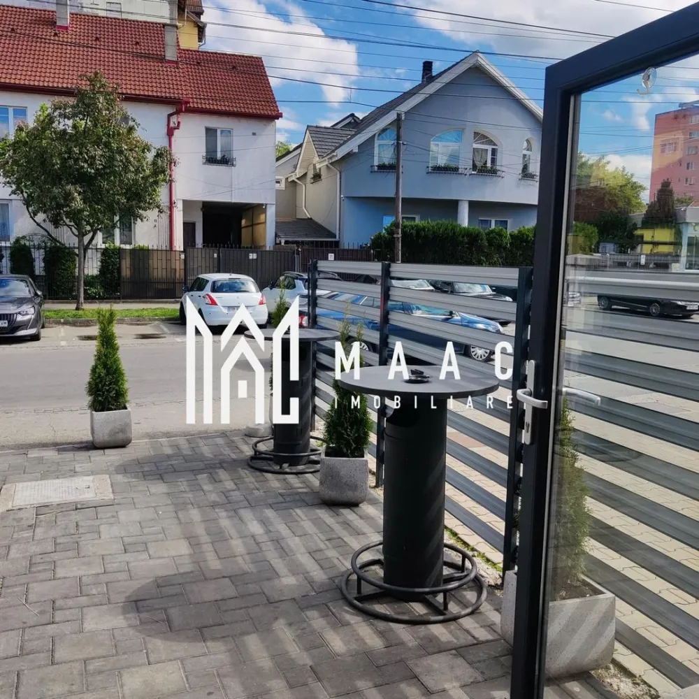 Spatiu Comercial | 29Mp | Zona Vasile Aron - MAAC Imobiliare vă propune spre vânzare un spațiu comercial situat într-o zonă frumoasă și bine dezvoltată, perfect pentru afaceri sau investiții cu randament sigur.

 Suprafață utilă: 29 mp
 Terasă: 30 mp
 Utilități: toate disponibile (apă, canalizare, curent, gaz, internet)

Spațiul este modern, bine întreținut și se află într-o zonă cu vad pietonal și rutier excelent, ideal pentru activități comerciale, birouri, salon sau cafenea.

 Opțional: spațiul se poate prelua cu chiriaș existent, cu contract de lungă durată, oferind astfel o investiție sigură și imediat profitabilă..

Avantaje:

Zonă liniștită, dar cu trafic bun

Terasă generoasă de 30 mp – ideală pentru extinderea activității

Investiție cu randament garantat

Toate actele în regulă

Pentru mai multe detalii sau pentru programarea unei vizionări, vă rugăm să ne contactati specificand ID:CP2811635