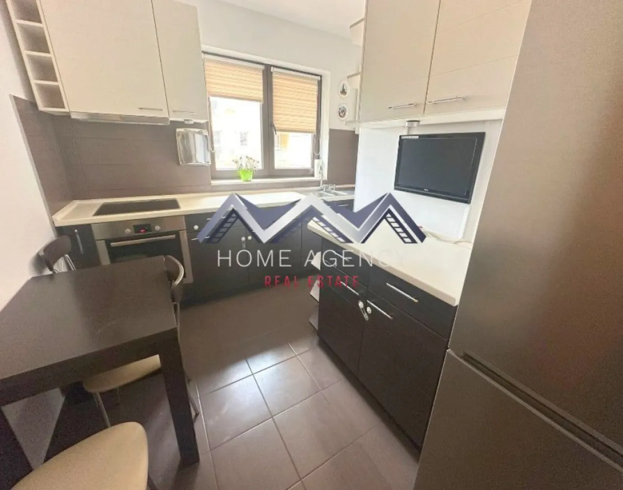 Apartament foarte generos 3-4 camere | ideal familii | 2 locuri de parcare - Vă propunem, spre închiriere, un apartament foarte spațios, decomandat, ideal pentru o familie sau pentru cei care își doresc confort, funcționalitate și flexibilitate în organizarea spațiului, situat în cadrul complexului Gran Residencia din Otopeni, un ansamblu cunoscut pentru standardele ridicate de confort, securitate și calitatea construcției.

Apartamentul este decomandat, poziționat la etajul 1, și beneficiază de o compartimentare eficientă, care separă clar zona de zi de zona de noapte.

La intrare regăsim un hol generos de acces, ce conduce către bucătăria închisă, complet mobilată și echipată. Living-ul este luminos, cu acces direct spre balcon, oferind un spațiu ideal pentru relaxare. În zona de zi, există și o baie de serviciu, foarte utilă pentru oaspeți.

Zona de noapte este delimitată printr-o ușă, oferind intimitate și liniște. Aici avem un hol cu multiple spații de depozitare, ideal pentru organizare. Compartimentarea continuă cu:
- o cameră de copil, mobilată cu pat de o persoană și baie proprie cu cabină de duș;
- un dormitor separat;
- o baie principală pe hol, dotată cu cadă;
- o cameră suplimentară (fără ușă), cu acces către un al doilea balcon, ce poate fi utilizată flexibil: birou, dressing, cameră de oaspeți sau spațiu de relaxare.

Un mare avantaj al proprietății îl reprezintă cele două locuri de parcare incluse în preț – unul subteran și unul suprateran.

Complexul oferă un nivel ridicat de confort și siguranță: acces securizat, pază permanentă, lift și spații comune bine întreținute, fiind ideal pentru cei care își doresc un mediu liniștit și protejat.

Apartamentul impresionează prin suprafața generoasă, compartimentarea practică și versatilitatea spațiului, fiind potrivit atât pentru familii, cât și pentru cei care lucrează de acasă.

Pentru mai multe detalii sau programarea unei vizionări, vă stau cu drag la dispoziție.