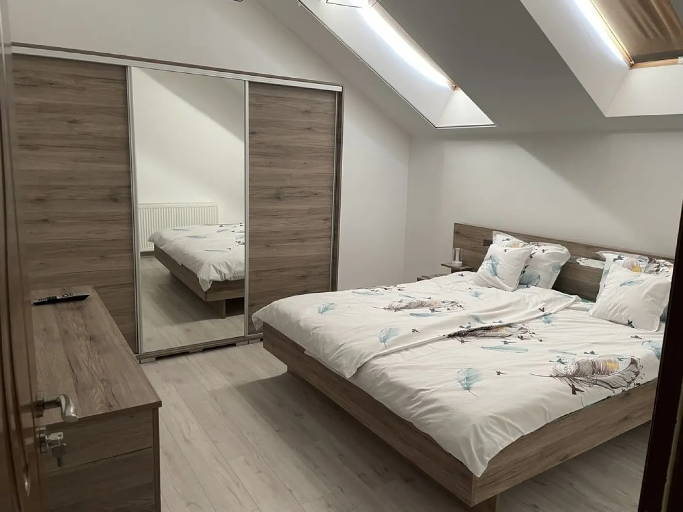 BRASADAS vinde ap 2 cam mobilat, recent renovat. - Agenția imobiliara apartament cu 2 camere , recent renovat , mobilat integral , situat la etajul 3 /4 in zona semicentrala(periferia Titulescu) , cu parcare in curte , terasa , 2 climauri , acoperis nou. 
Apartamentul se vinde cu tot (televizoare, masina de spalat rufe , vase ...)include si loc de parcare privata in curte .
www.brasadas.com.
