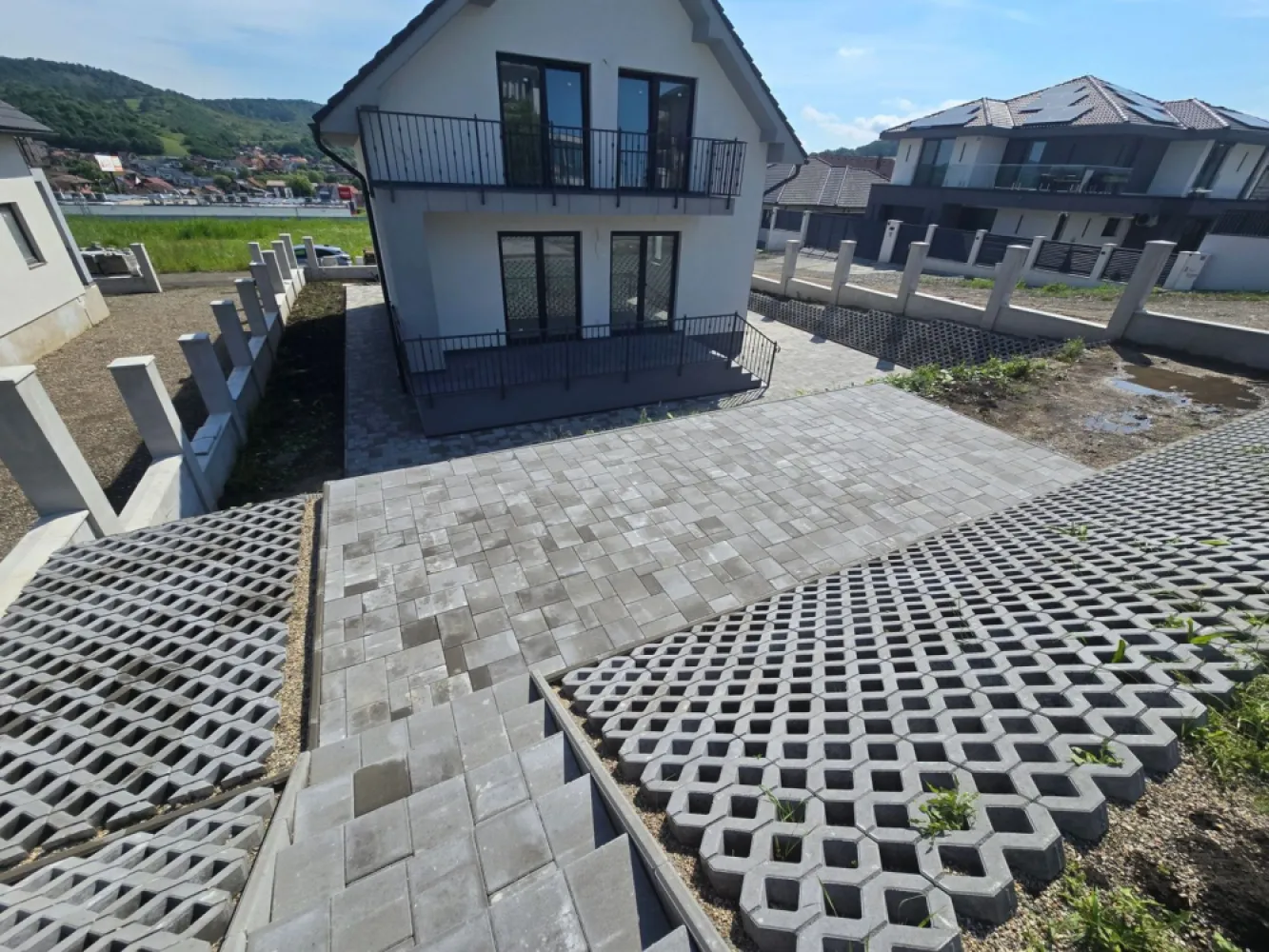 Casa 4 camere la cheie,2bai,120 mp,501 mp teren,zona Corunca