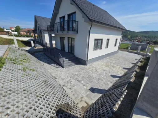 Casa 4 camere la cheie,2bai,120 mp,501 mp teren,zona Corunca